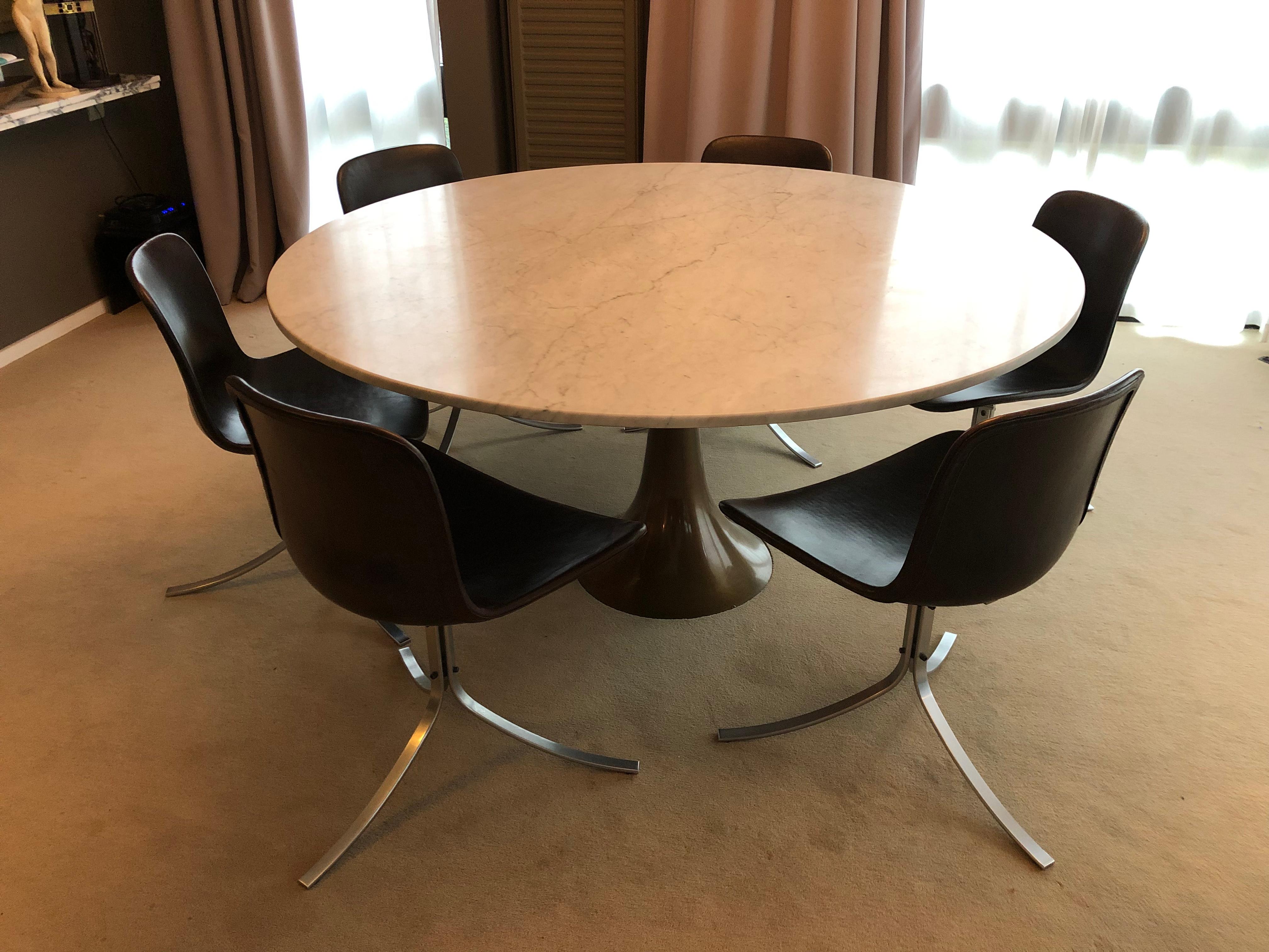 Suite de 6 chaises de salle à manger modèle PK 9 conçue par Poul Kjaerholm en 1961 pour Kold Christensen.
C'est une première édition en bon état.
Ensemble très rare réalisé par l'un des designers danois les plus recherchés.