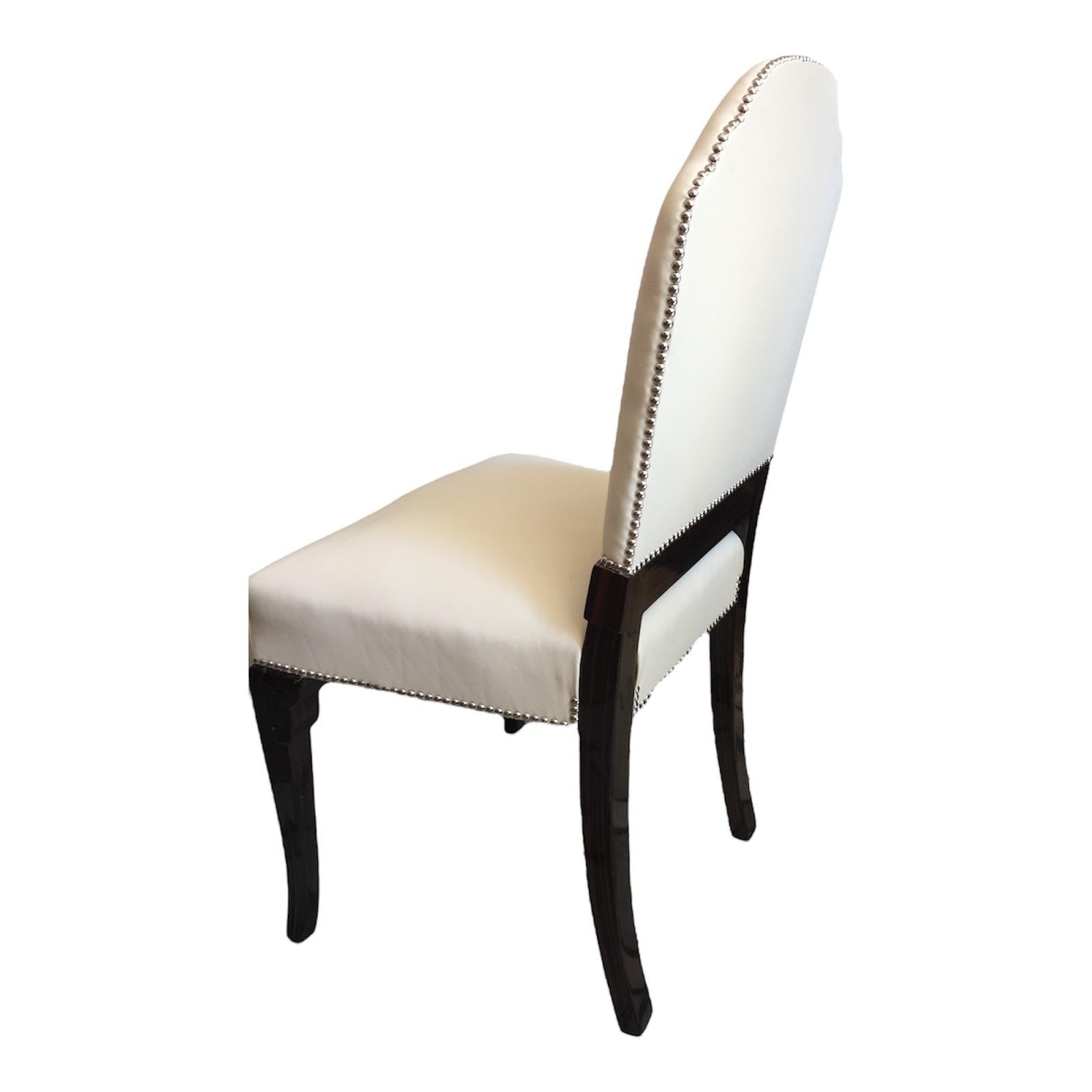 6 chaises en cuir et bois.
Art déco
Le dossier de la chaise forme le mot Munich
Année 1900
Pays : Allemand
Matériaux : bois et cuir
6 chaises élégantes et sophistiquées.
Vous voulez vivre dans l'âge d'or, ce sont les chaises dont votre projet a