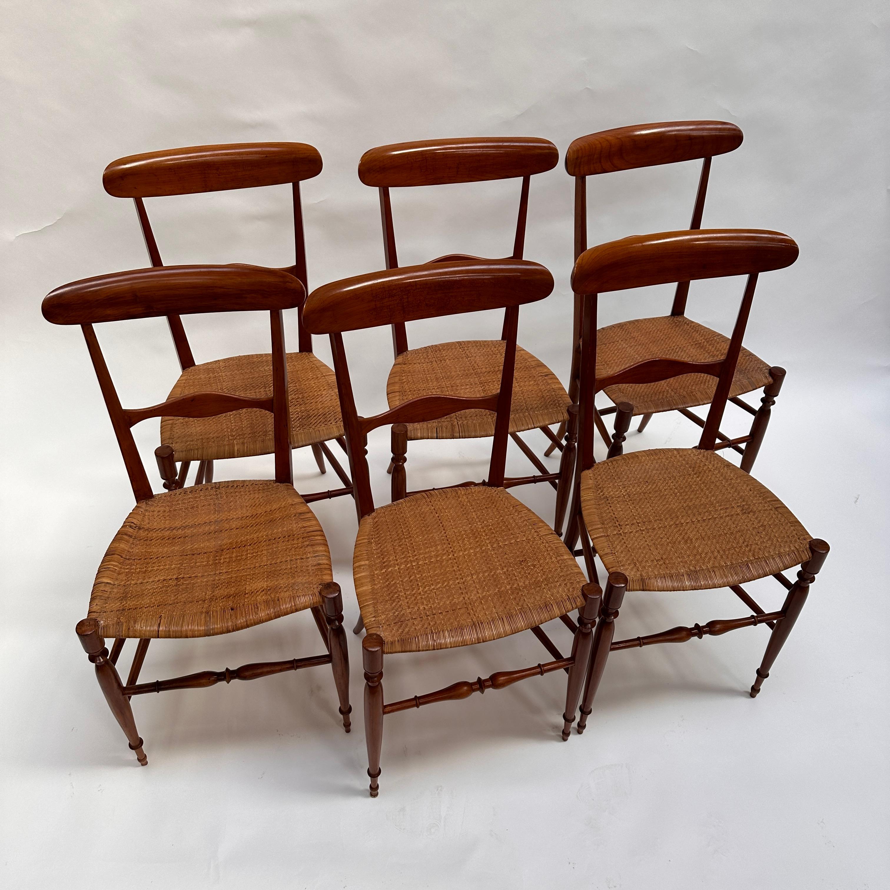 Très célèbre chaises dan le monde entier, la chaise Chiavari séduit depuis maintenant plus d'un demi siècle les amateurs de beaux meubles. D'une légèreté incroyable, cette chaise se soulève avec un doigt et résiste à n'importe quel poids.
C'est une