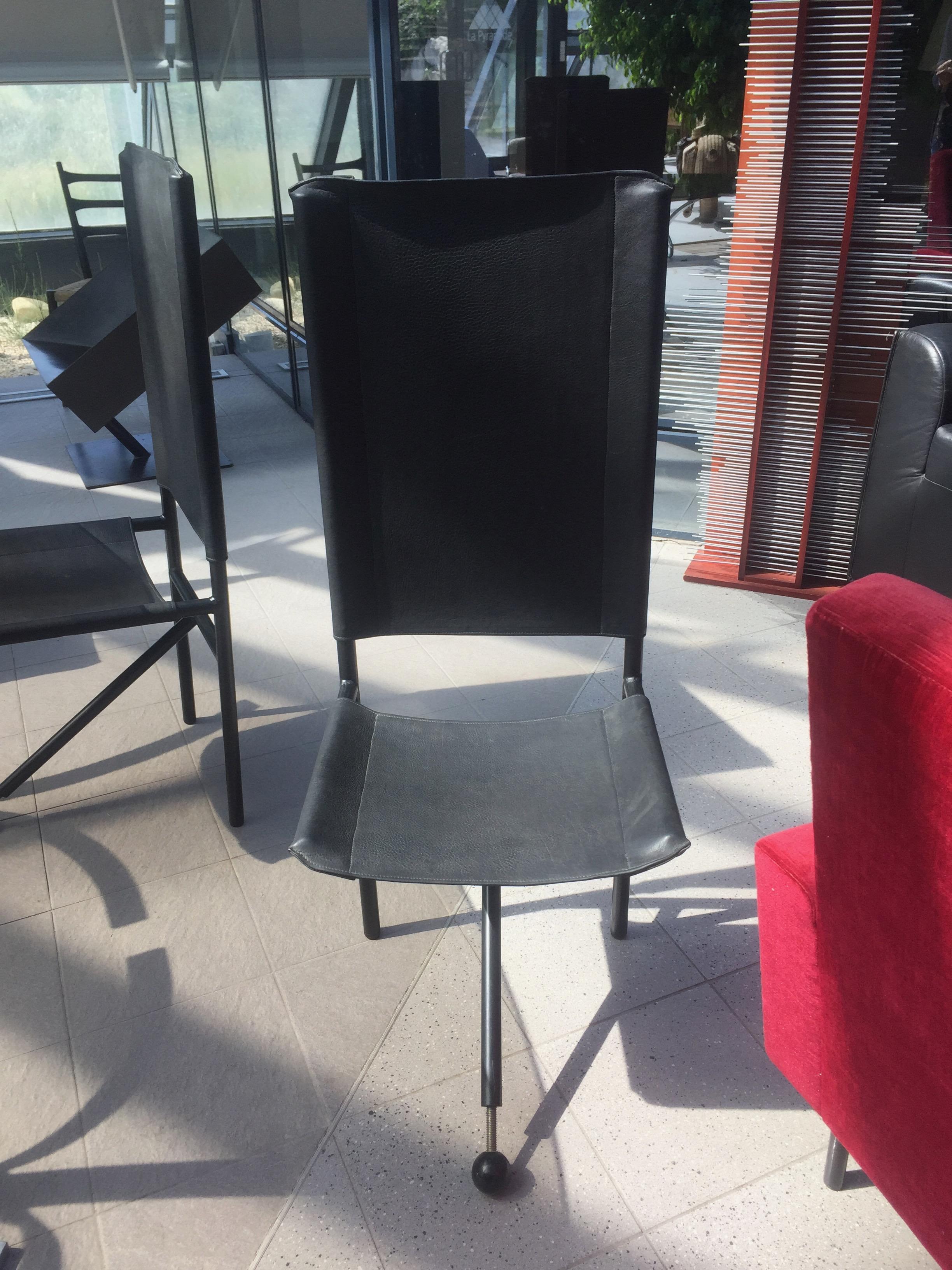 6 Chairs Tripod Feet Leather and Metal, 1970 In Good Condition For Sale In Avignon, Vaucluse
