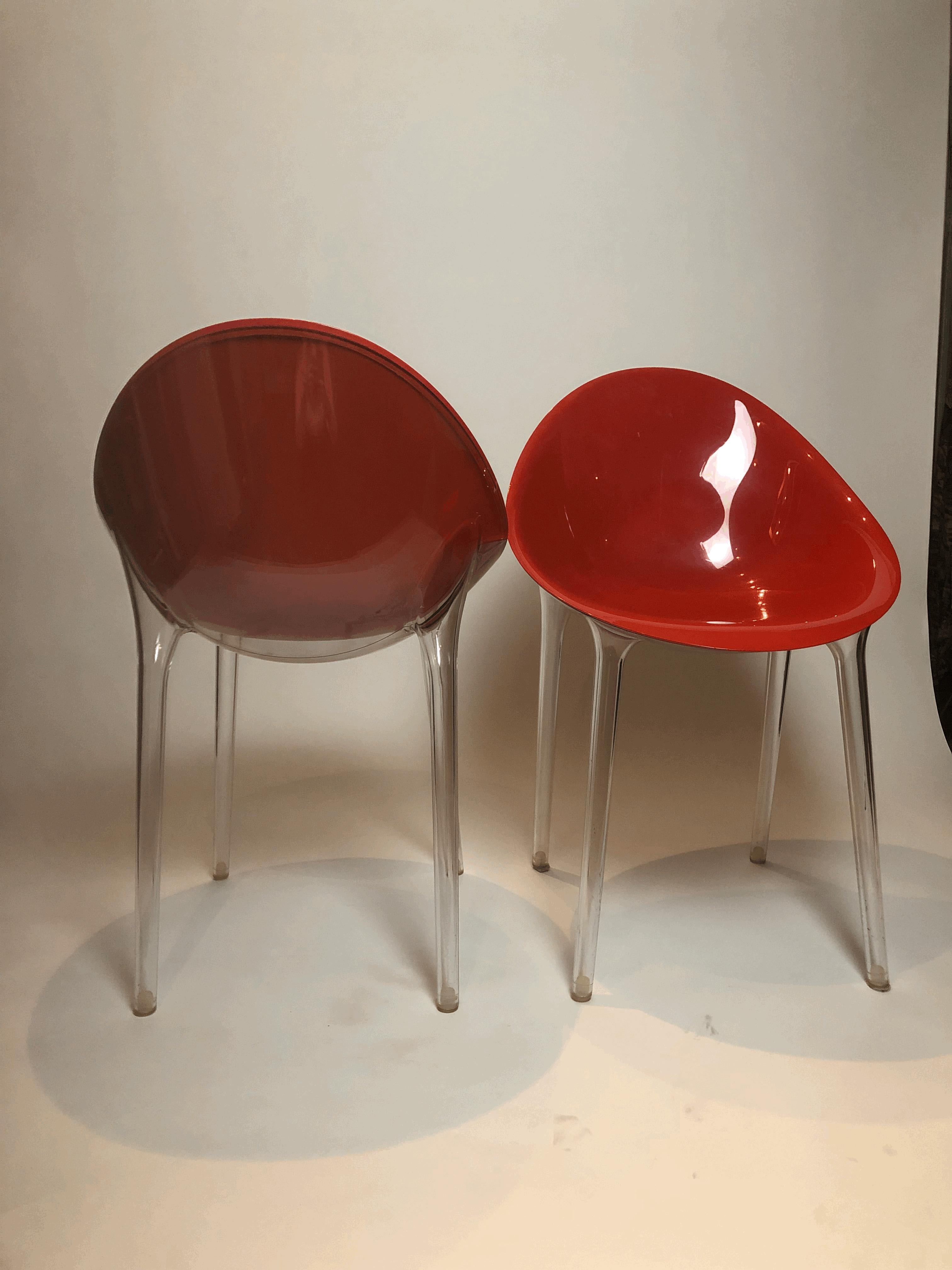 Die Collaboration zwischen Philippe Starck und Kartell in den 1990er Jahren führte zu einer Reihe von revolutionären Liegen, vor allem aus rotem und transparentem Polycarbonat. Ces chaises ont rapidement conquis le marché mondial, avec plus de 1
