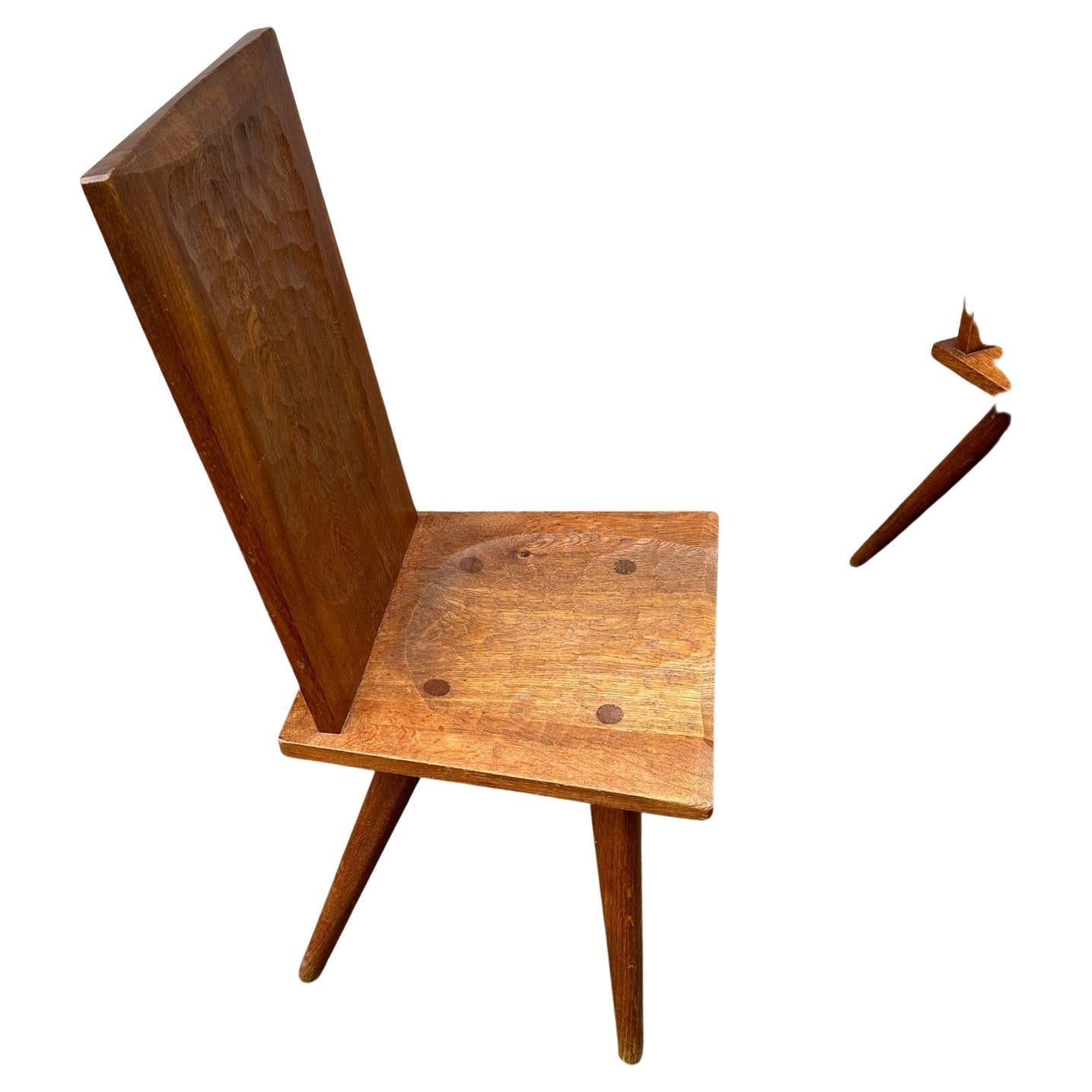 Suite de six chaises en chêne sculpté à haut dossier et assise carrée reposant sur quatre pieds profilés. Signées «Marolles». Vers 1950