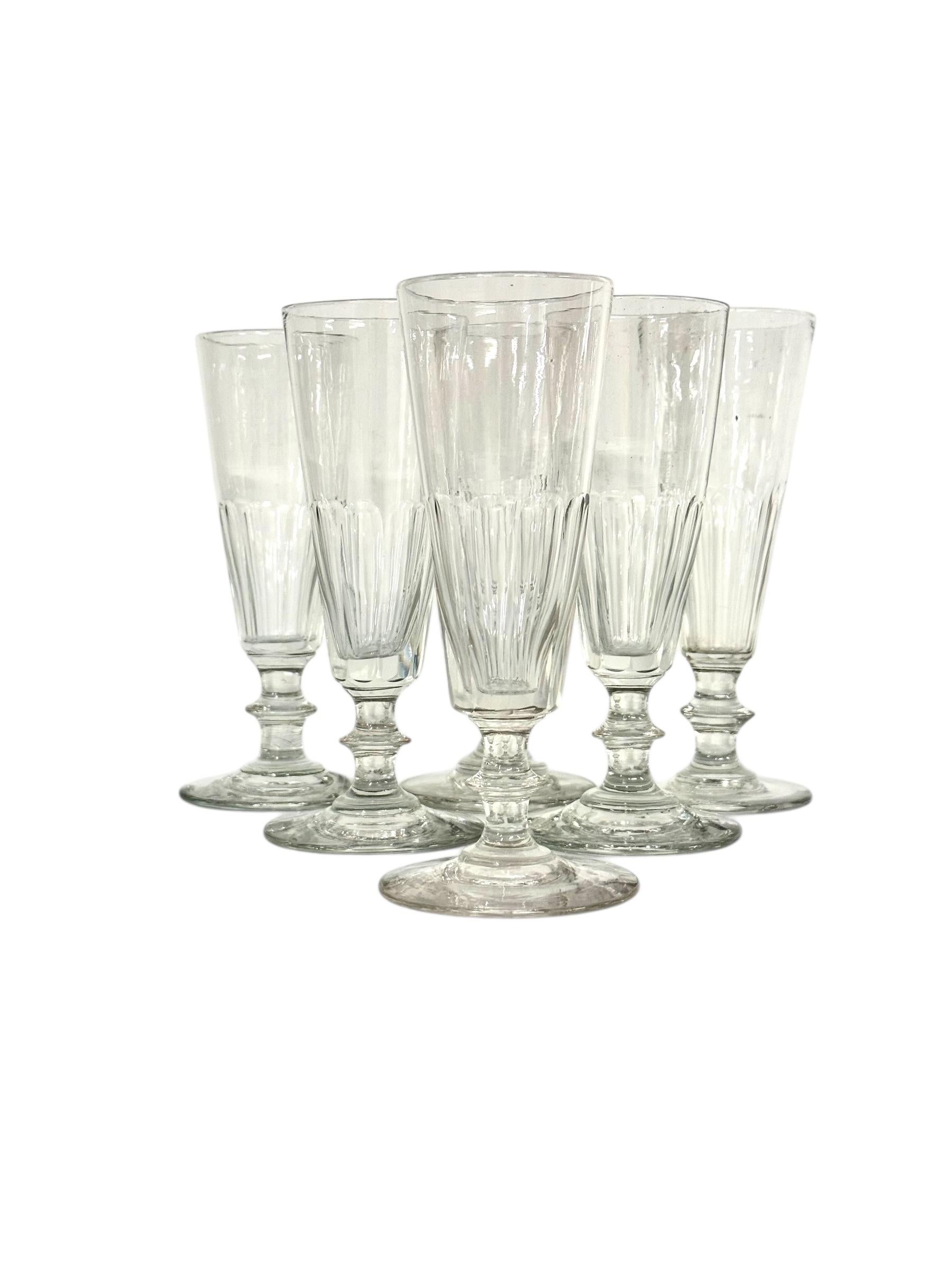 6 verres à champagne en cristal, attribués à Baccarat, vers 1850 en vente 7