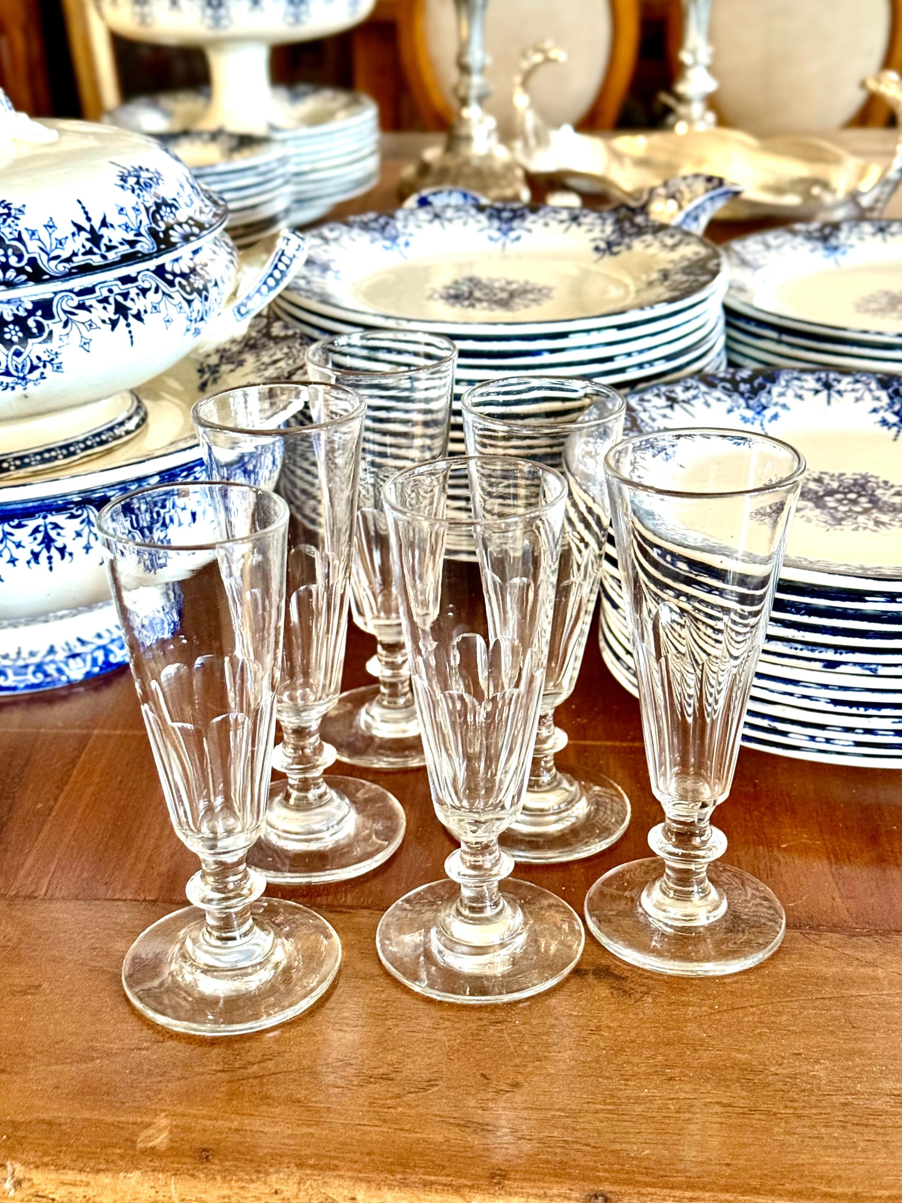 6 verres à champagne en cristal, attribués à Baccarat, vers 1850 en vente 8
