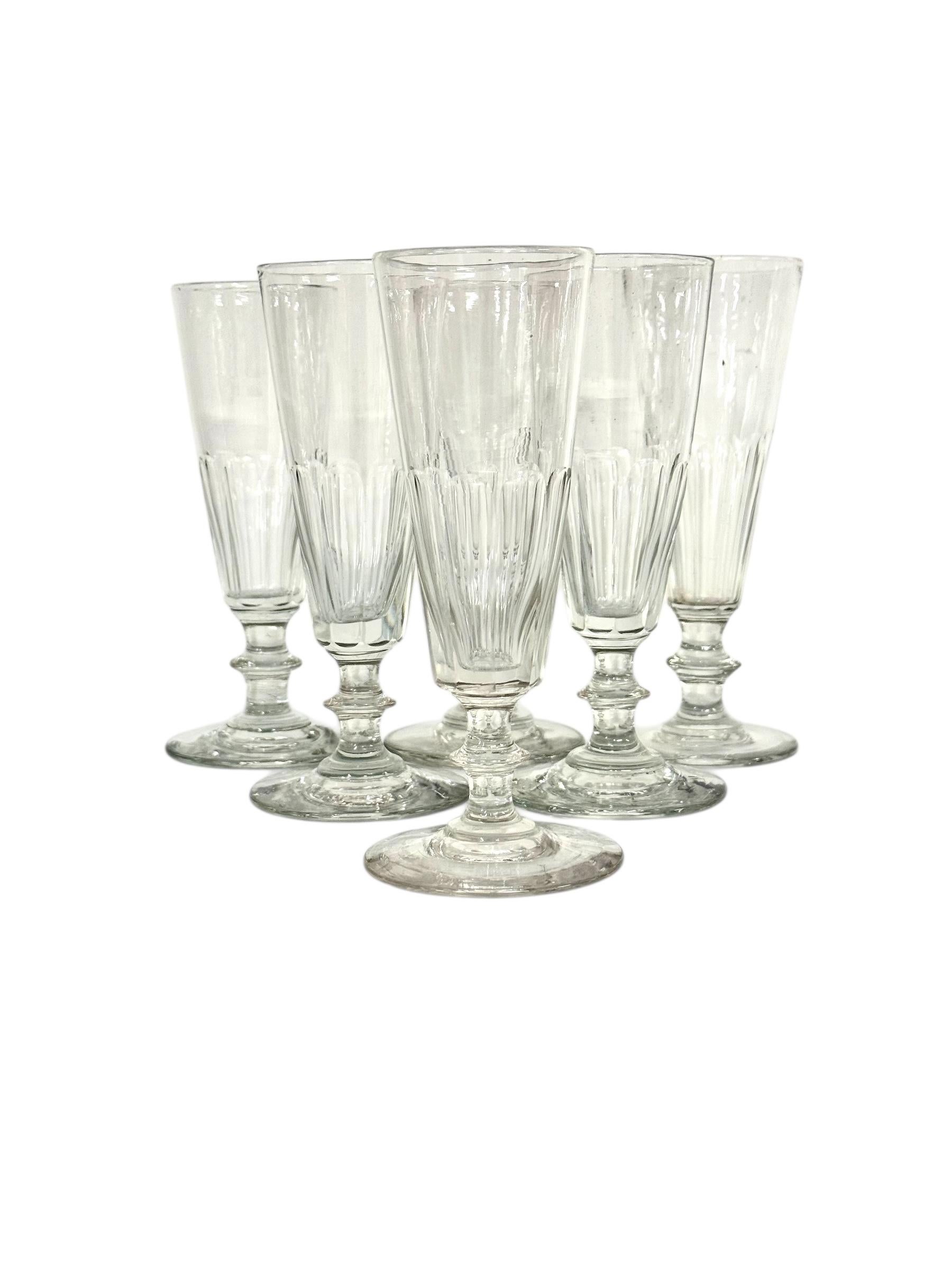Un ensemble exquis de six flûtes à champagne en cristal soufflé à la bouche, datant du milieu du XIXe siècle, vers 1850-1880, et probablement attribué à la célèbre verrerie de Baccarat. À cette époque, Baccarat ne signe pas encore ses verres, une