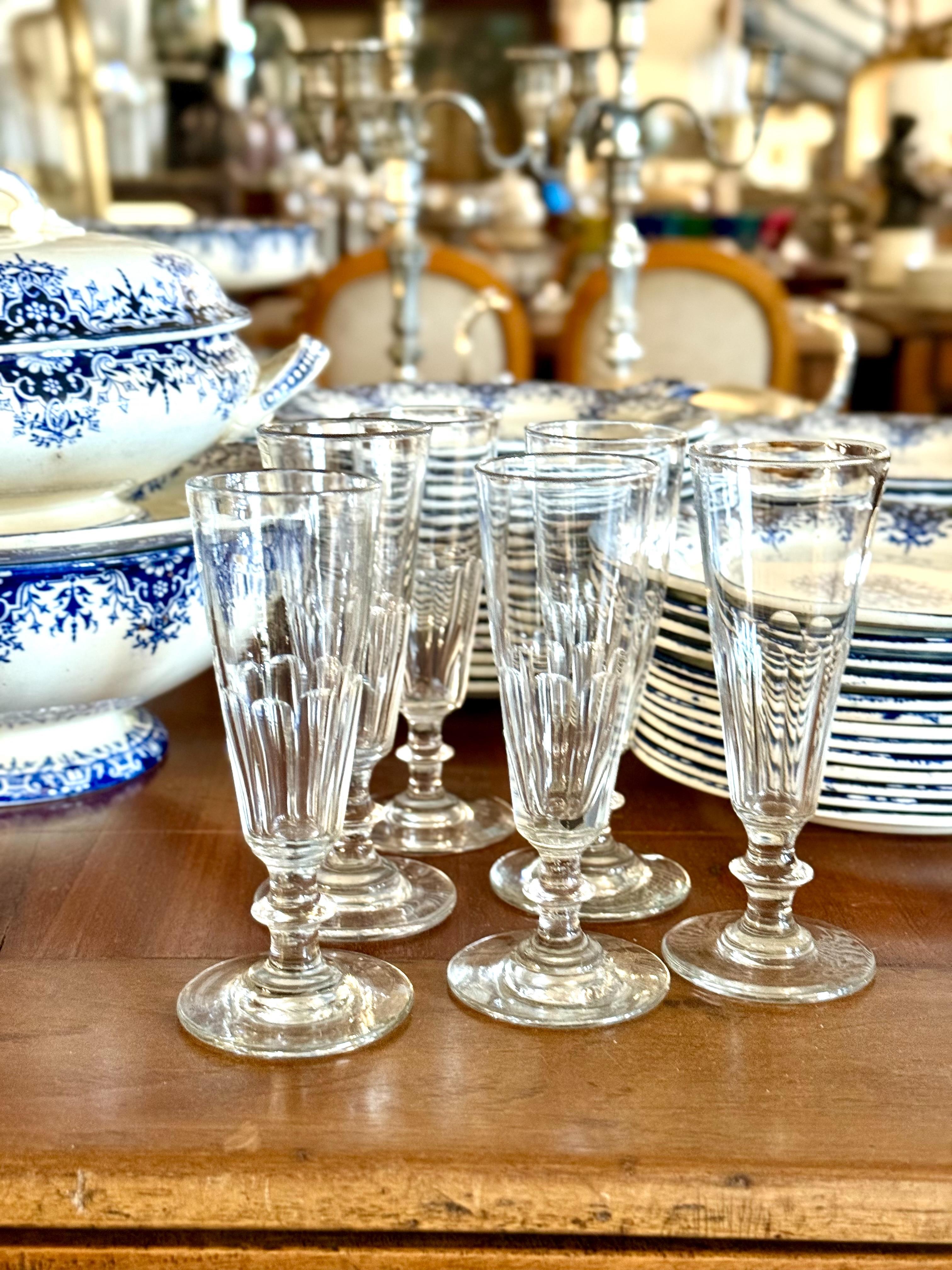 Français 6 verres à champagne en cristal, attribués à Baccarat, vers 1850 en vente