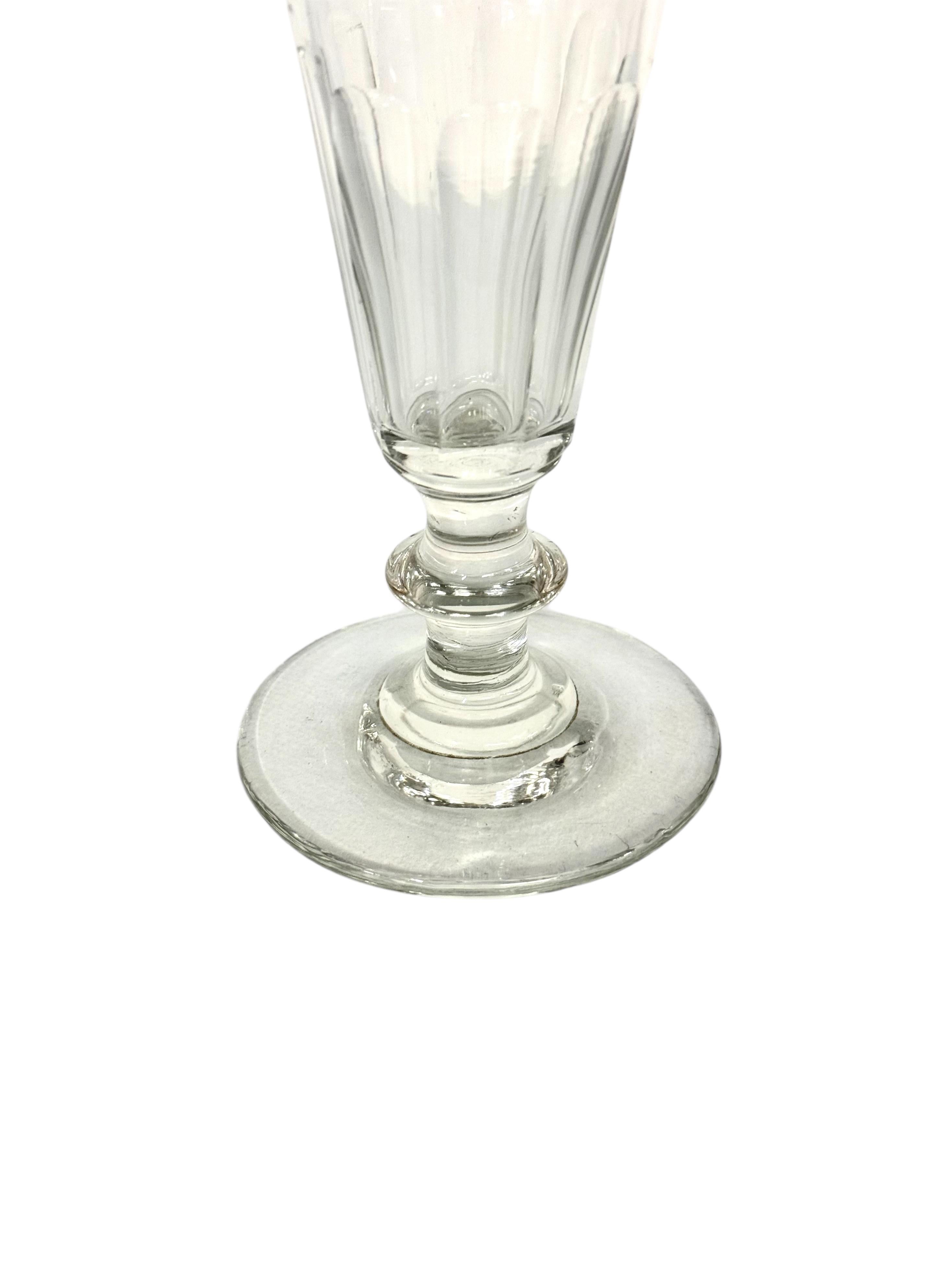 6 verres à champagne en cristal, attribués à Baccarat, vers 1850 en vente 1