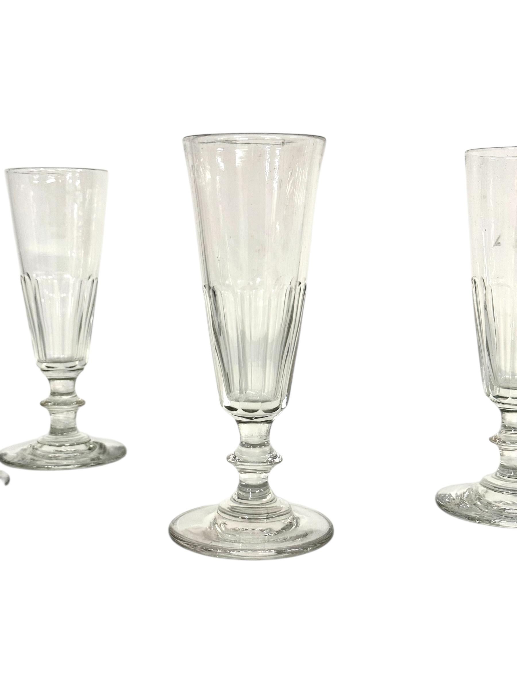 6 verres à champagne en cristal, attribués à Baccarat, vers 1850 en vente 2