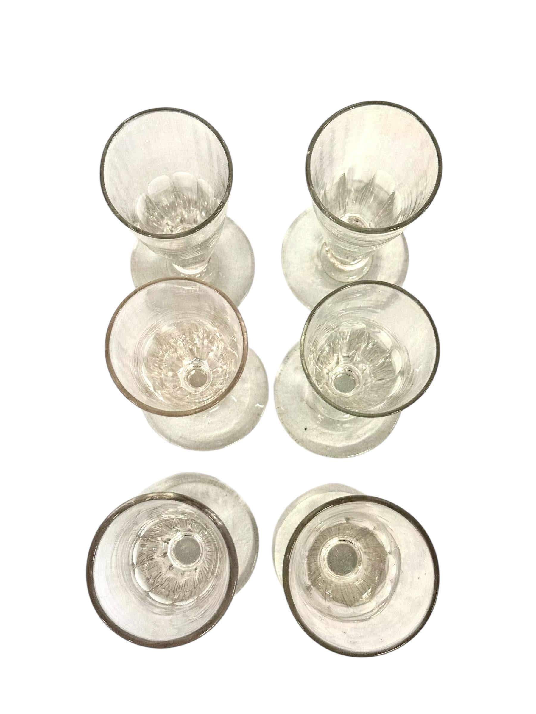 6 verres à champagne en cristal, attribués à Baccarat, vers 1850 en vente 3