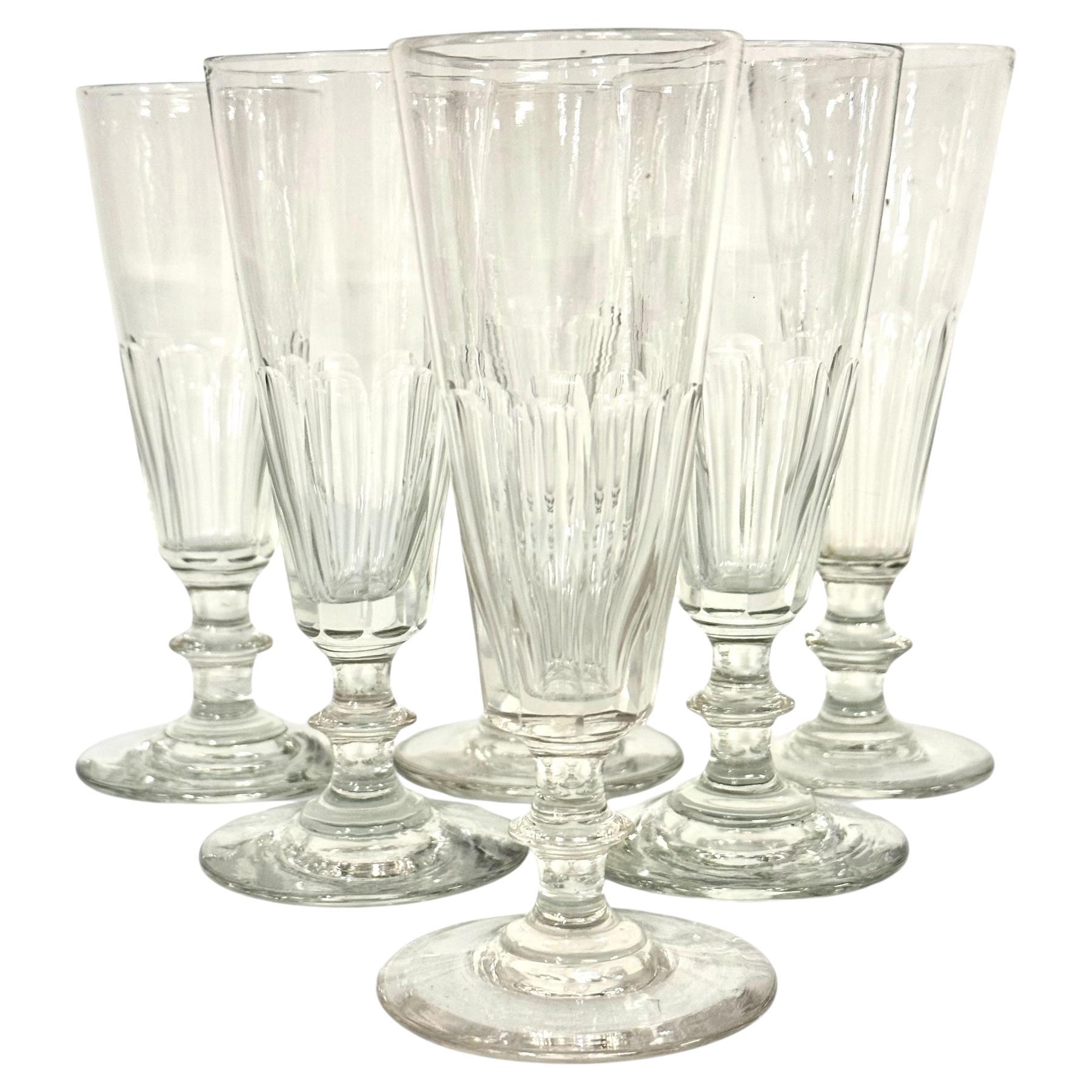 6 verres à champagne en cristal, attribués à Baccarat, vers 1850 en vente
