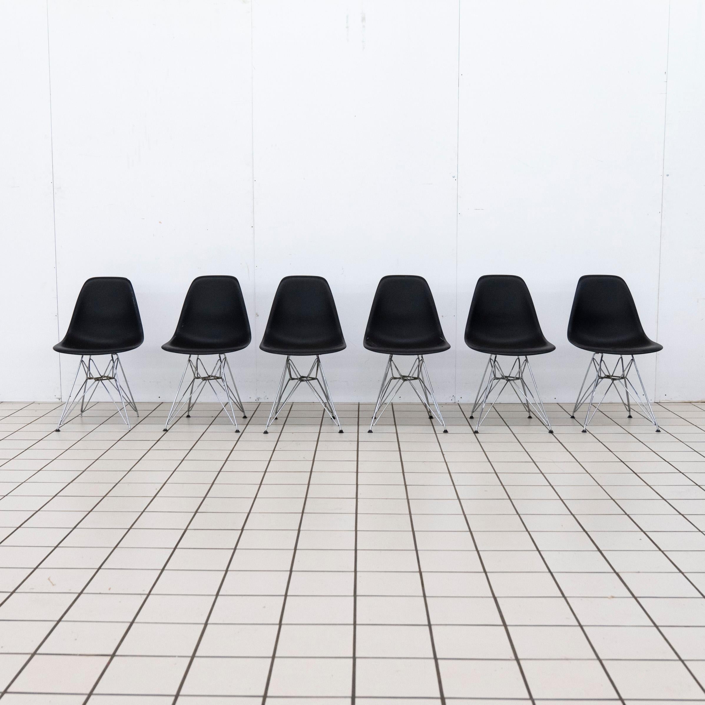 La sedia DSR (Dining Side Rod Base) di Charles and Ray Eames, prodotta da Vitra, è una quintessenza del design moderno di metà secolo. Caratterizzata dalla caratteristica seduta modellata dagli Eames in nero, la sedia è sostenuta da una particolare
