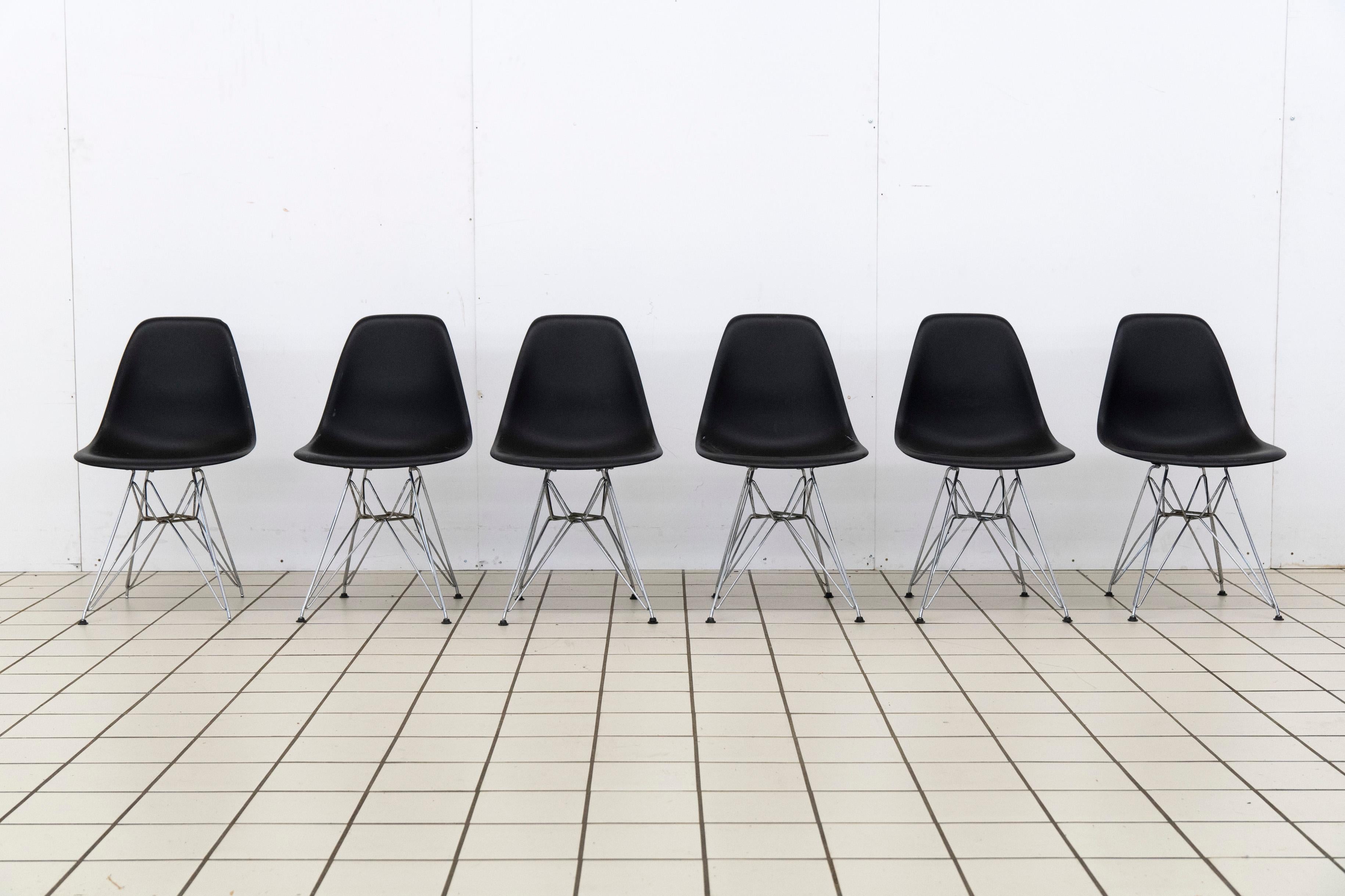 Tedesco 6 Sedie Charles e Ray Eames Vitra DSR in vendita