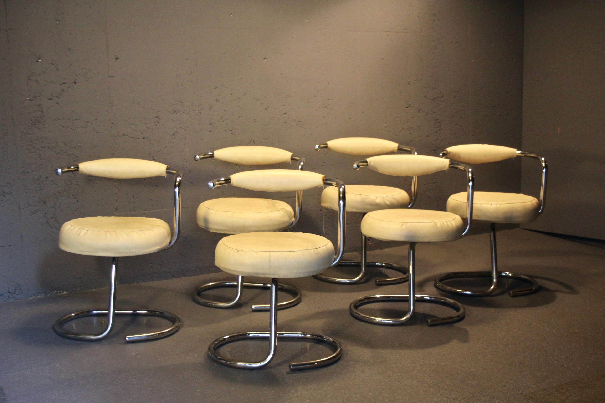 Der 1926 geborene Giotto Stoppino war einer der wichtigsten Vertreter der italienischen Space-Age-Bewegung. Er arbeitete als Architekt, aber vor allem als Designer - er entwarf Objekte und Möbelstücke sowohl aus farbigem Kunststoff als auch aus