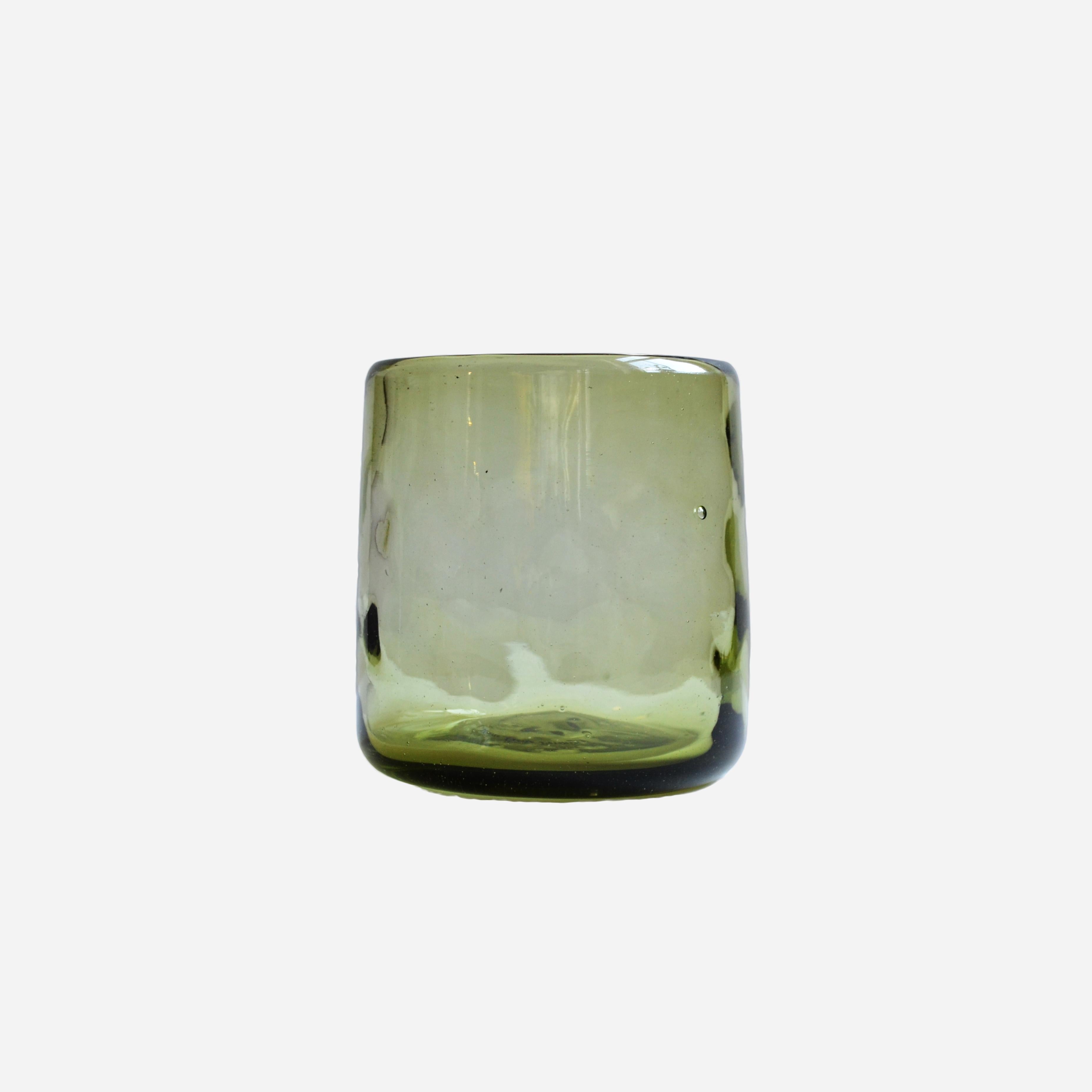 White Lights est un ensemble de verres transparents soufflés à la main dont la forme organique s'inspire de la surface naturelle de la terre.

Nightlights of Mexico City collection de lunettes classiques inspirées de la vie nocturne de l'âge d'or