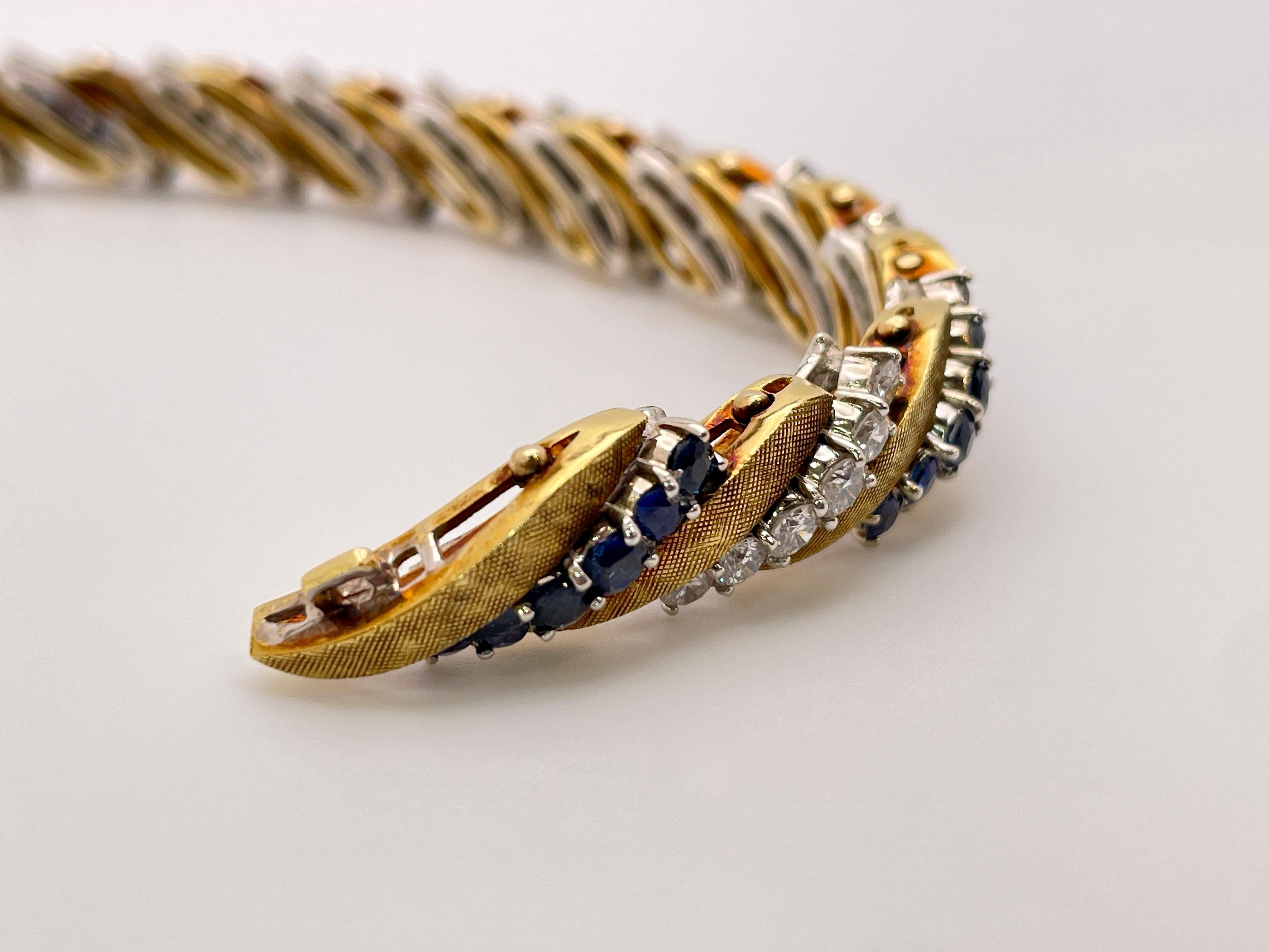 Bracelet à maillons en or jaune et blanc avec diamants et saphirs de 6 carats en vente 5