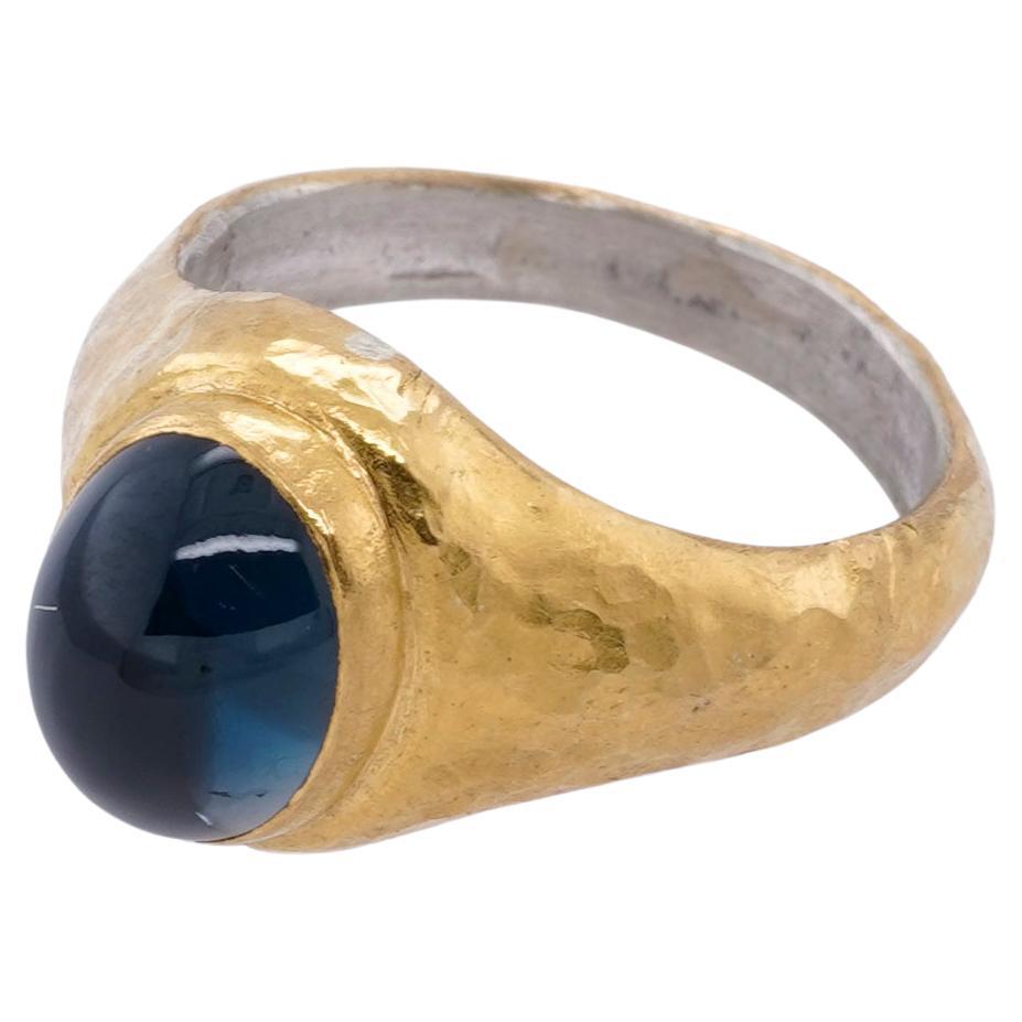 Bague dôme ovale en topaze bleue de Londres 6ct en or et argent 24kt par Prehistoric Works d'Istanbul, Turquie. Taille 8 US. Bague en topaze bleue brillante en or fondu 24kt sur argent sterling, pierre lisse, dôme élevé. Bague de déclaration, bague