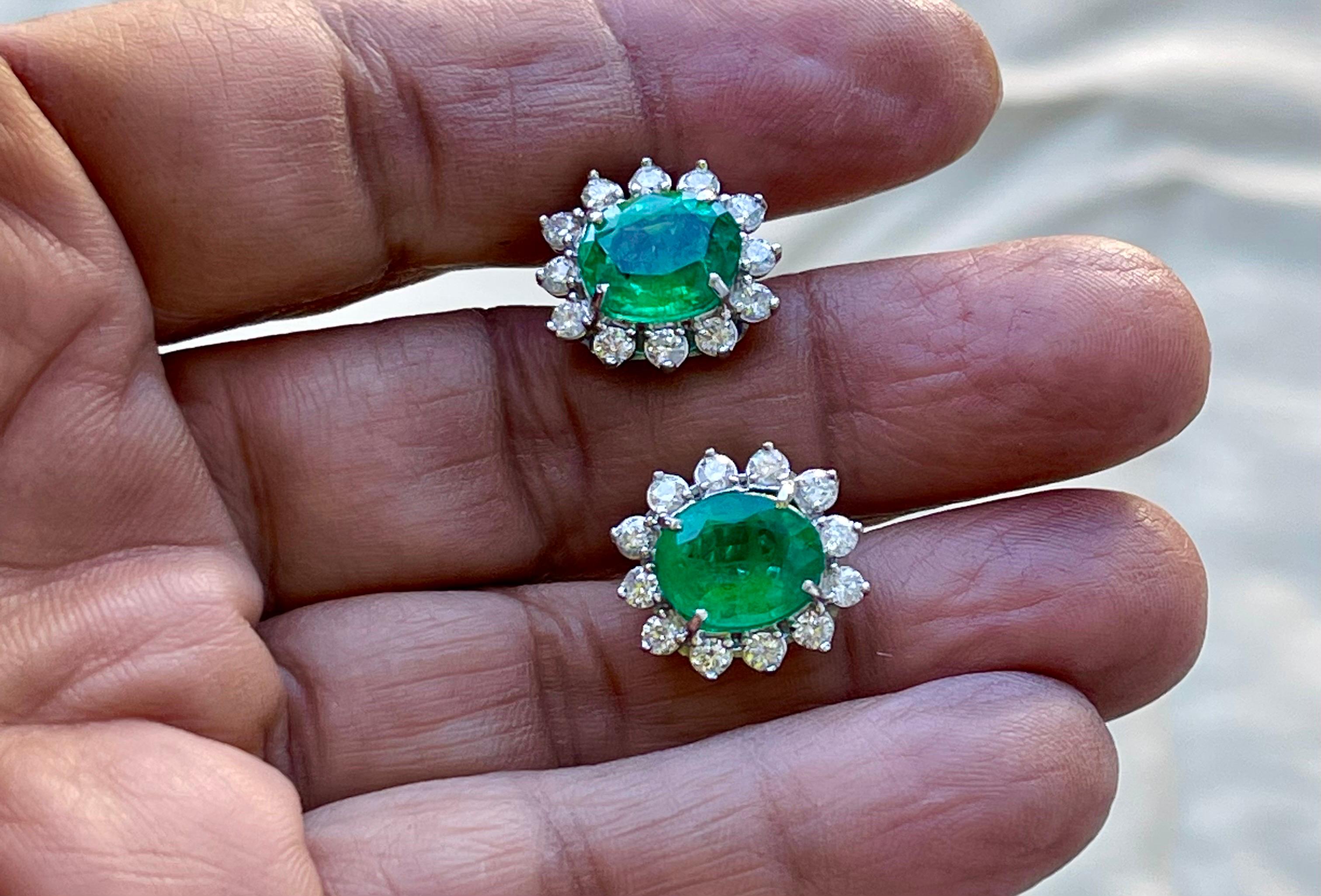 8 Karat ovaler kolumbianischer Smaragd & 2,5 Karat Diamant-Ohrringe mit Post-Rücken aus 18 Karat Weißgold im Angebot 2