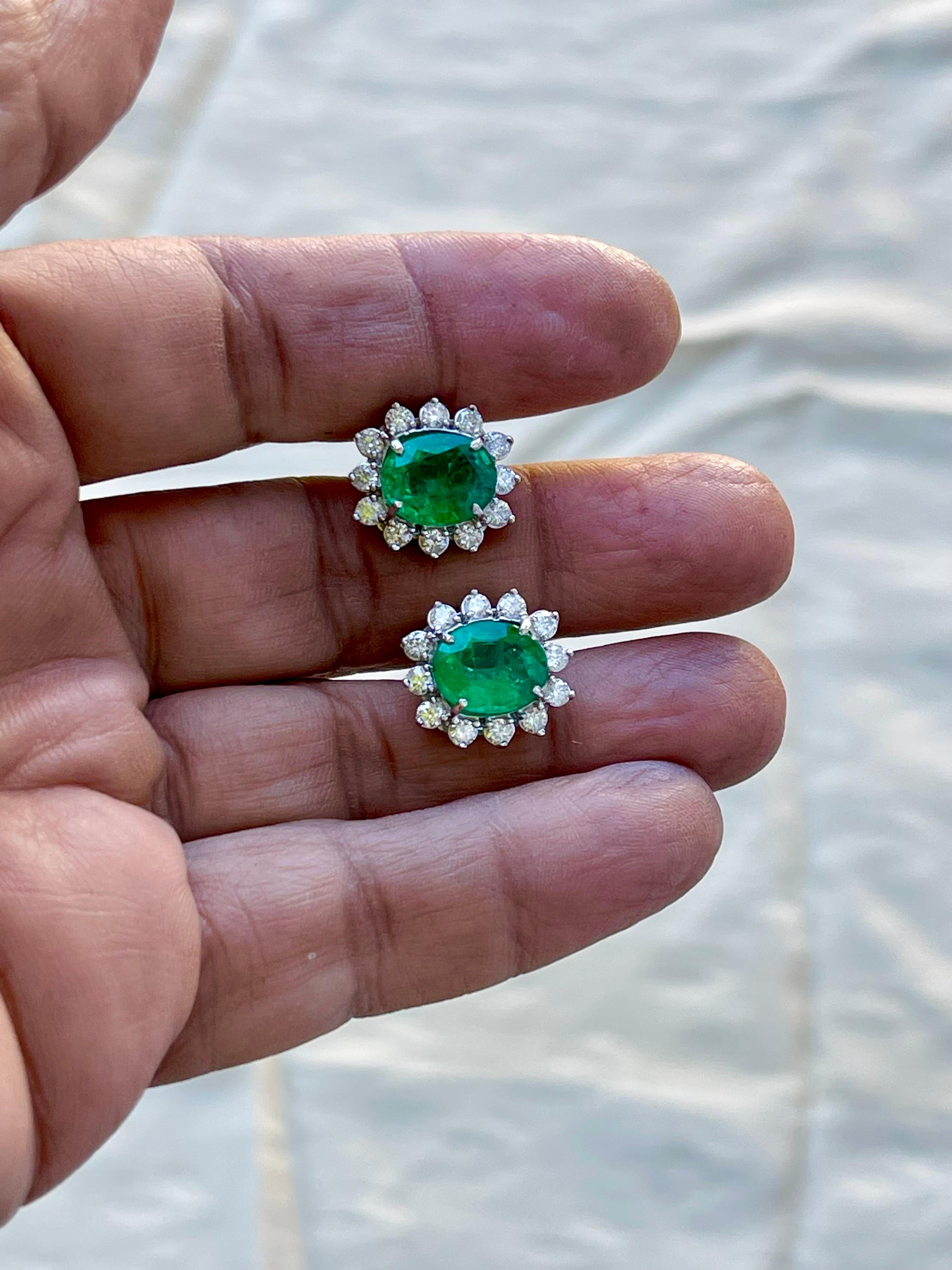 8 Karat ovaler kolumbianischer Smaragd & 2,5 Karat Diamant-Ohrringe mit Post-Rücken aus 18 Karat Weißgold im Angebot 3