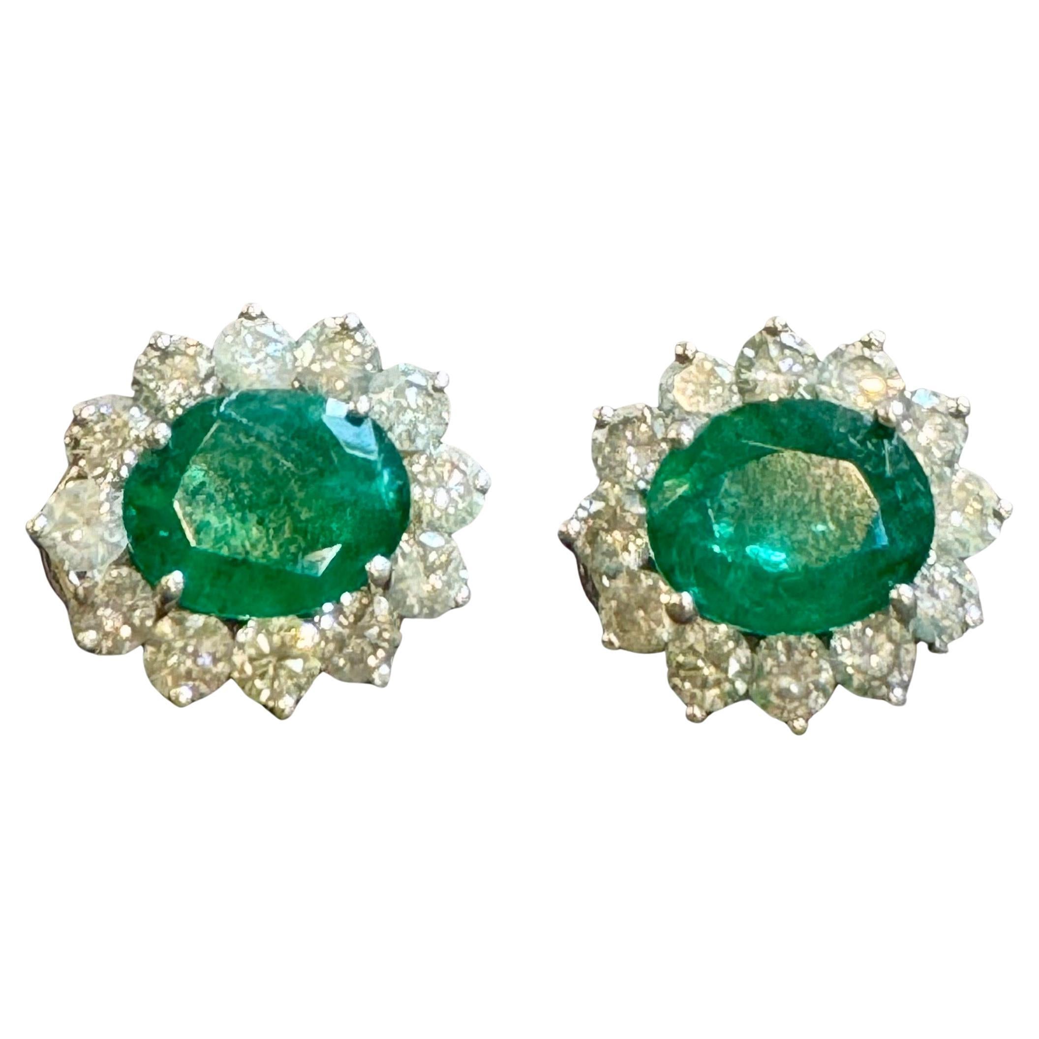 6 Karat Oval geformter Smaragd & 3 Karat Diamant Post Back Ohrringe 14 Karat Weißgold (Ovalschliff) im Angebot