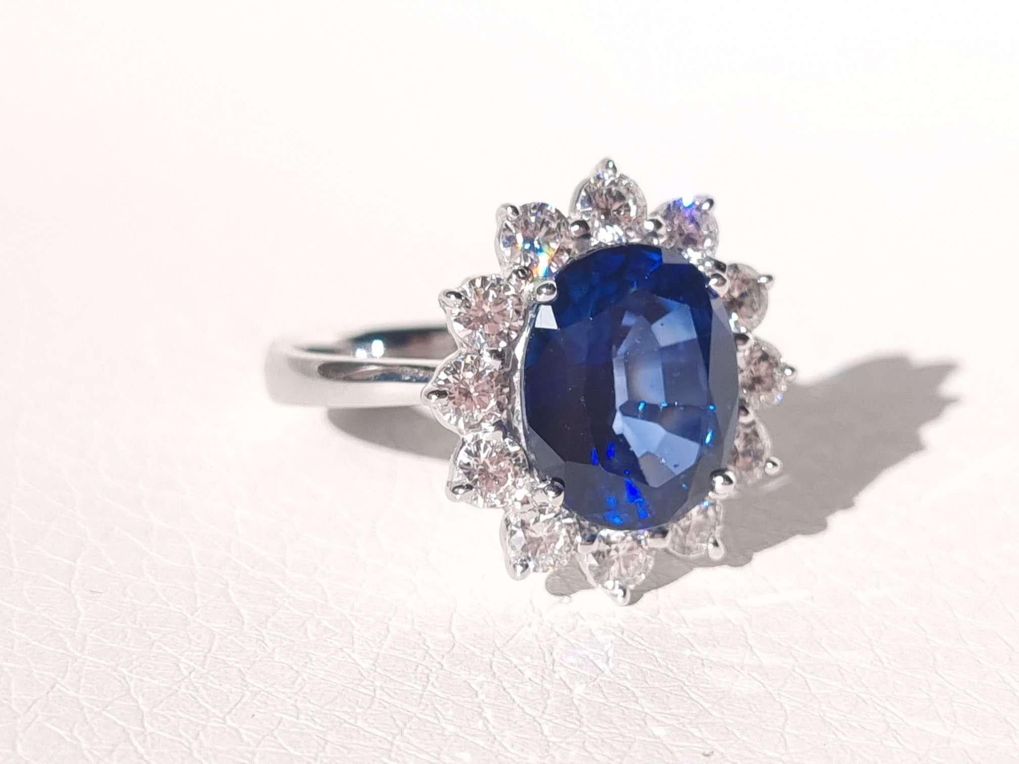 6 Karat königsblauer Saphir, von Lady Diana inspirierter Ring und 1,00 Karat natürliche Diamanten (Zeitgenössisch) im Angebot