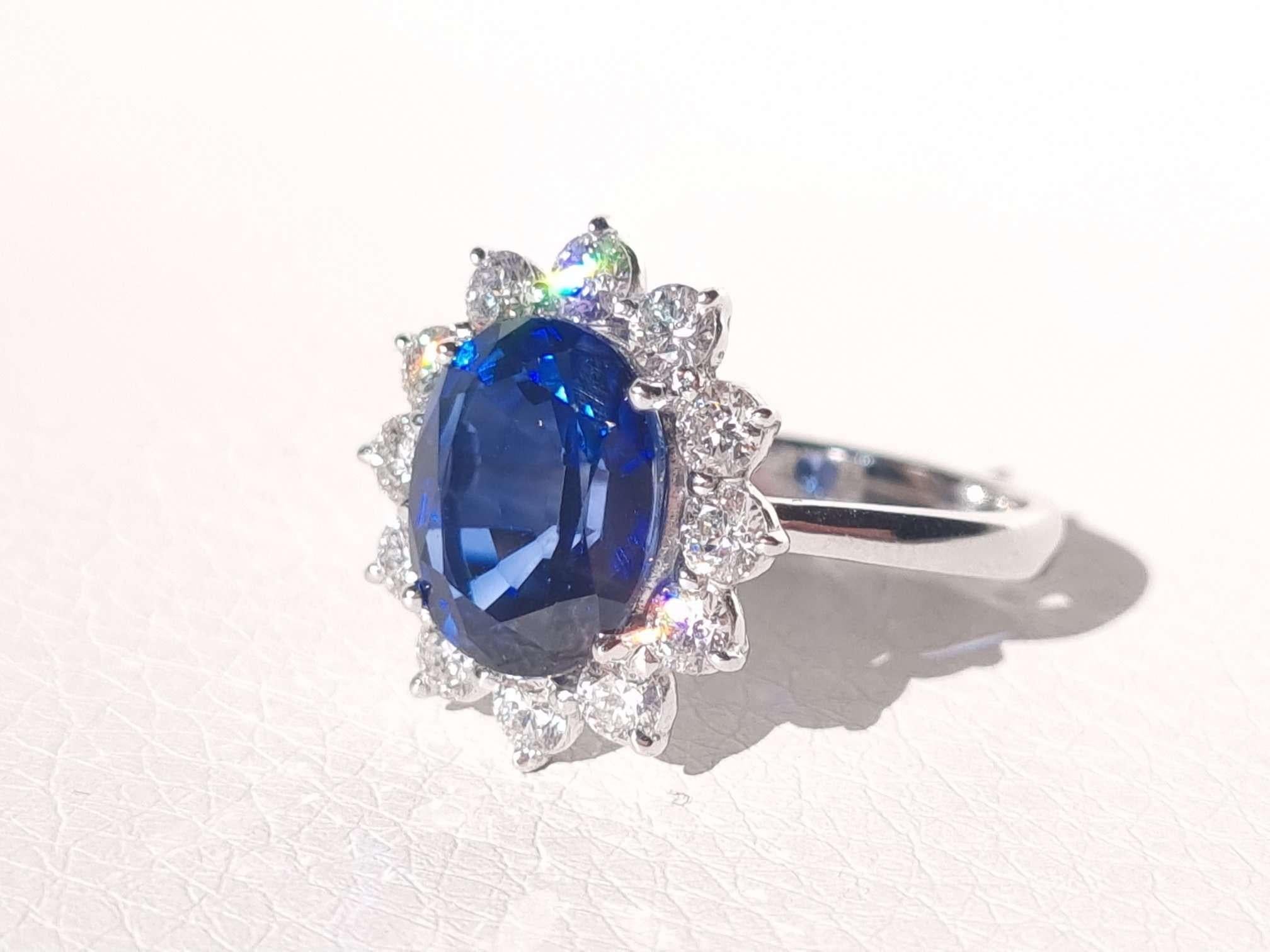 6 Karat königsblauer Saphir, von Lady Diana inspirierter Ring und 1,00 Karat natürliche Diamanten (Ovalschliff) im Angebot