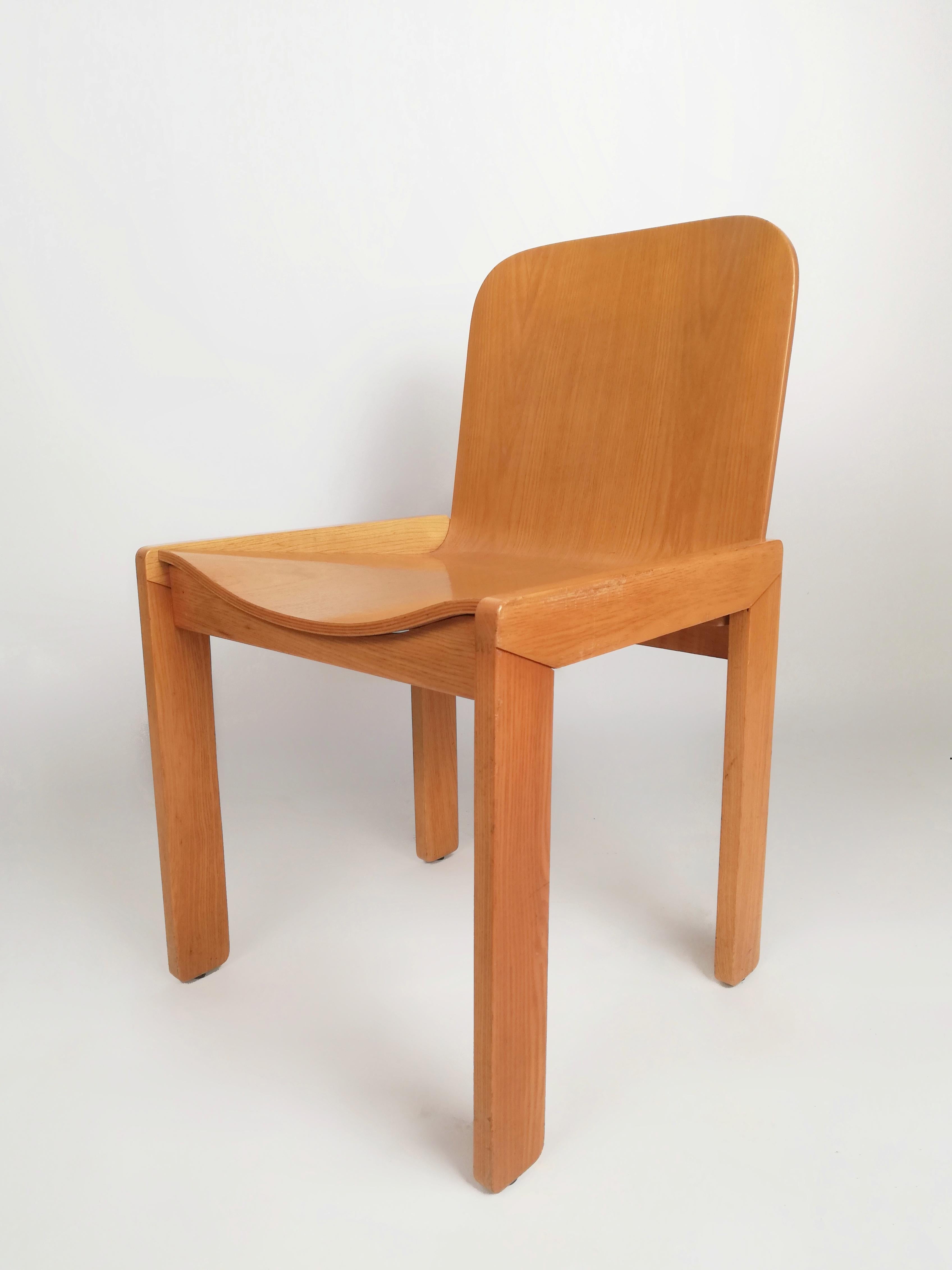 A set of six chairs produced in Italy by the historic Molteni company, dating back to the 70s and 80s
Made of curved plywood veneered in ash wood which adapts, by flexing on the back and seat, to the person's posture, enveloping them.
Archetype of