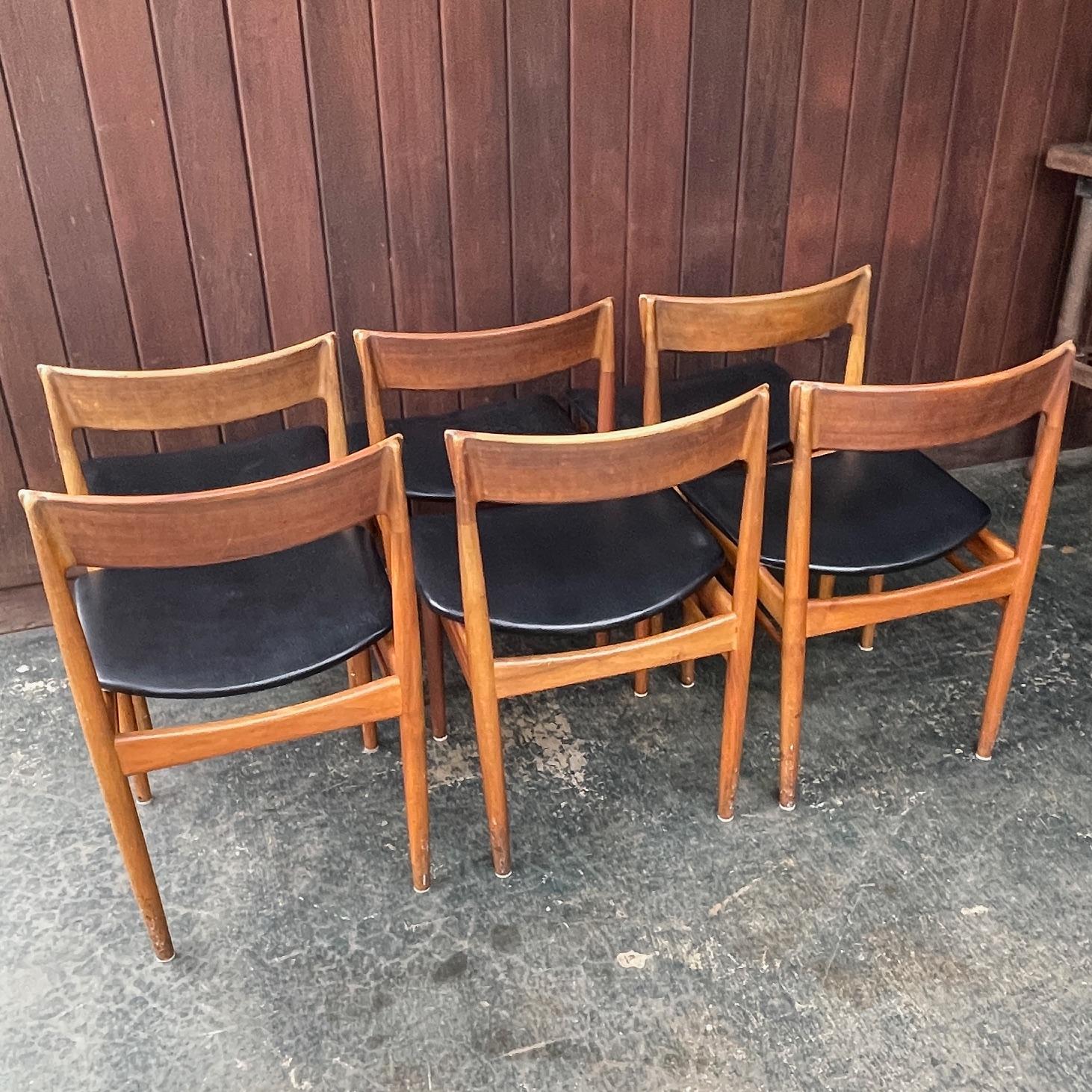 6 Danish 1960s Henry Rosengren Hansen Nº39 Teak Black Dining Table Chairs In Distressed Condition For Sale In Hyattsville, MD