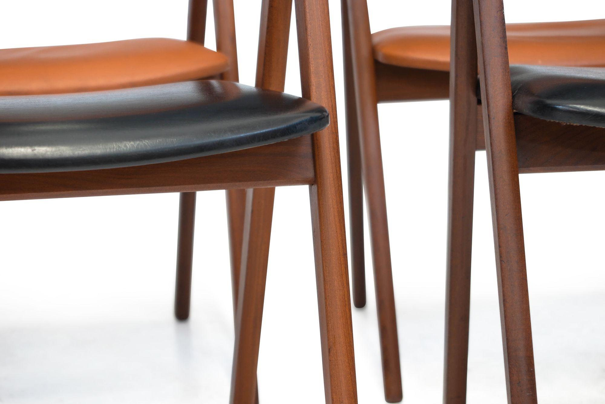 6 dänische Esszimmerstühle aus Nussbaumholz mit A-Rahmen (24 verfügbar) (Dänisch) im Angebot