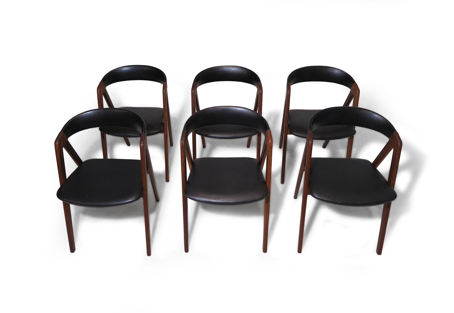 6 sedie da pranzo danesi con struttura ad A in noce e vinile nero originale in vendita 4