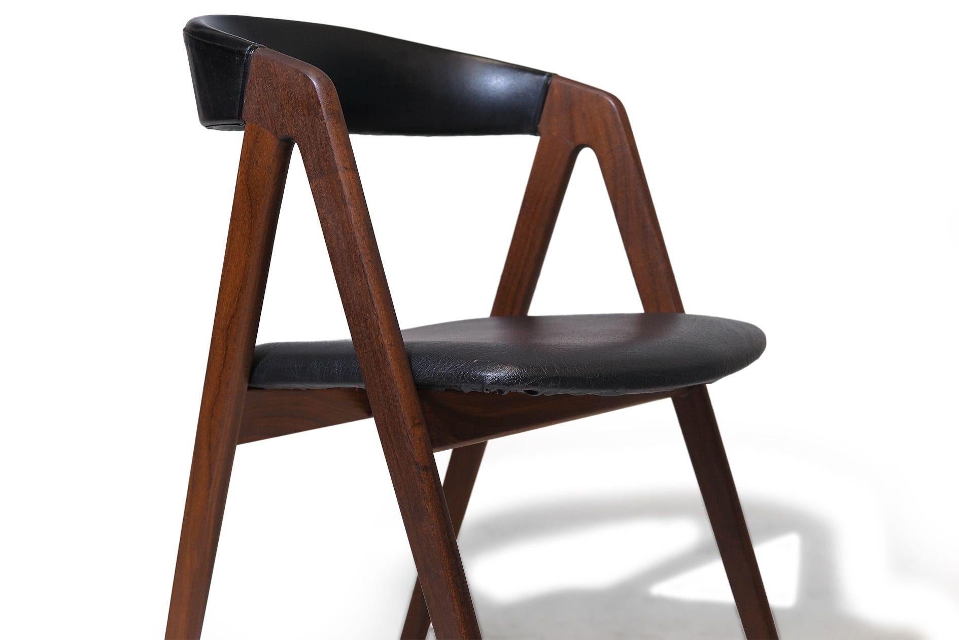 Set di sei sedie da pranzo danesi in noce massiccio della metà del secolo scorso, rivestite con il vinile nero originale. Caratterizzate da una struttura a tasselli, queste robuste sedie sono destinate a durare per generazioni. Le cornici in legno