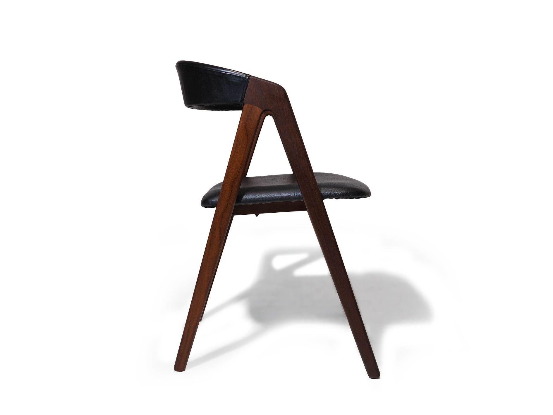 Scandinavo moderno 6 sedie da pranzo danesi con struttura ad A in noce e vinile nero originale in vendita