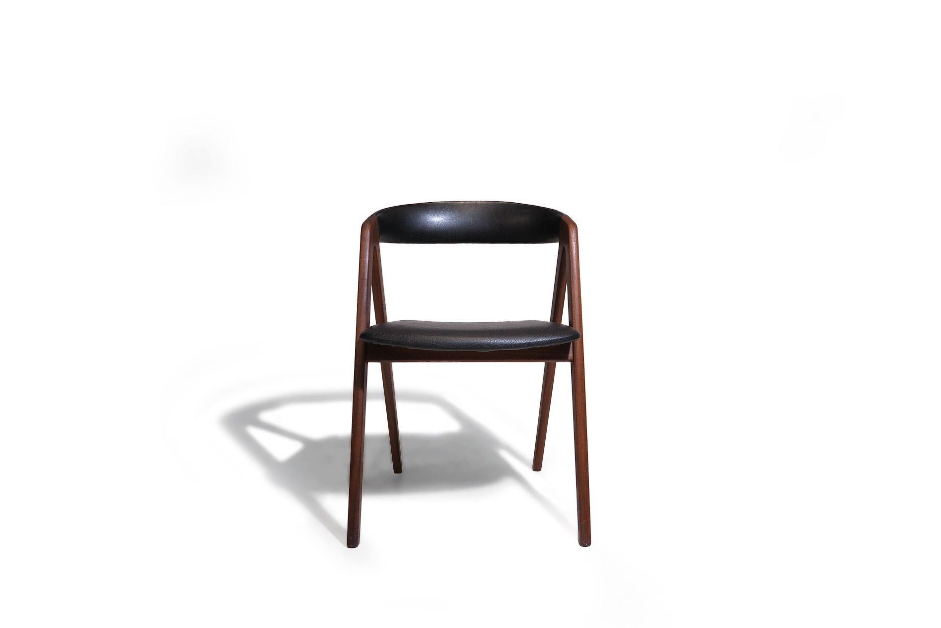 Danese 6 sedie da pranzo danesi con struttura ad A in noce e vinile nero originale in vendita