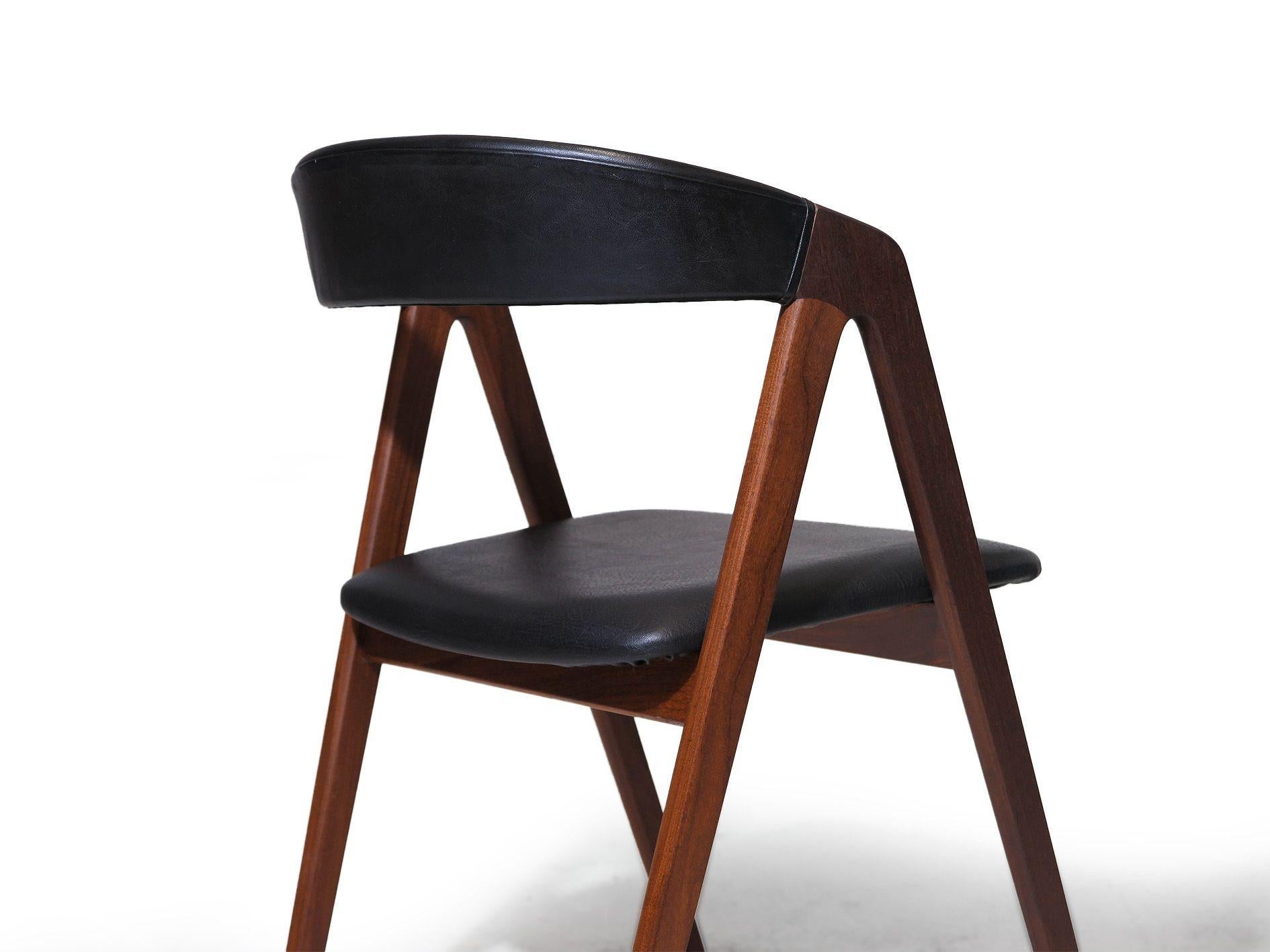 6 sedie da pranzo danesi con struttura ad A in noce e vinile nero originale In condizioni ottime in vendita a Oakland, CA
