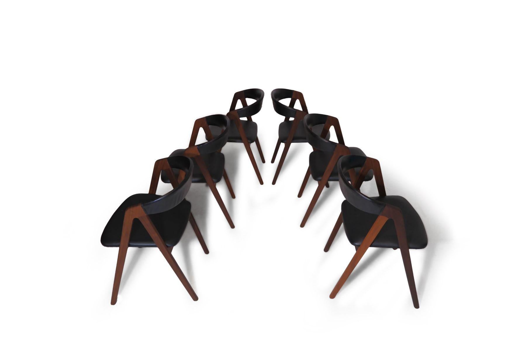 XX secolo 6 sedie da pranzo danesi con struttura ad A in noce e vinile nero originale in vendita