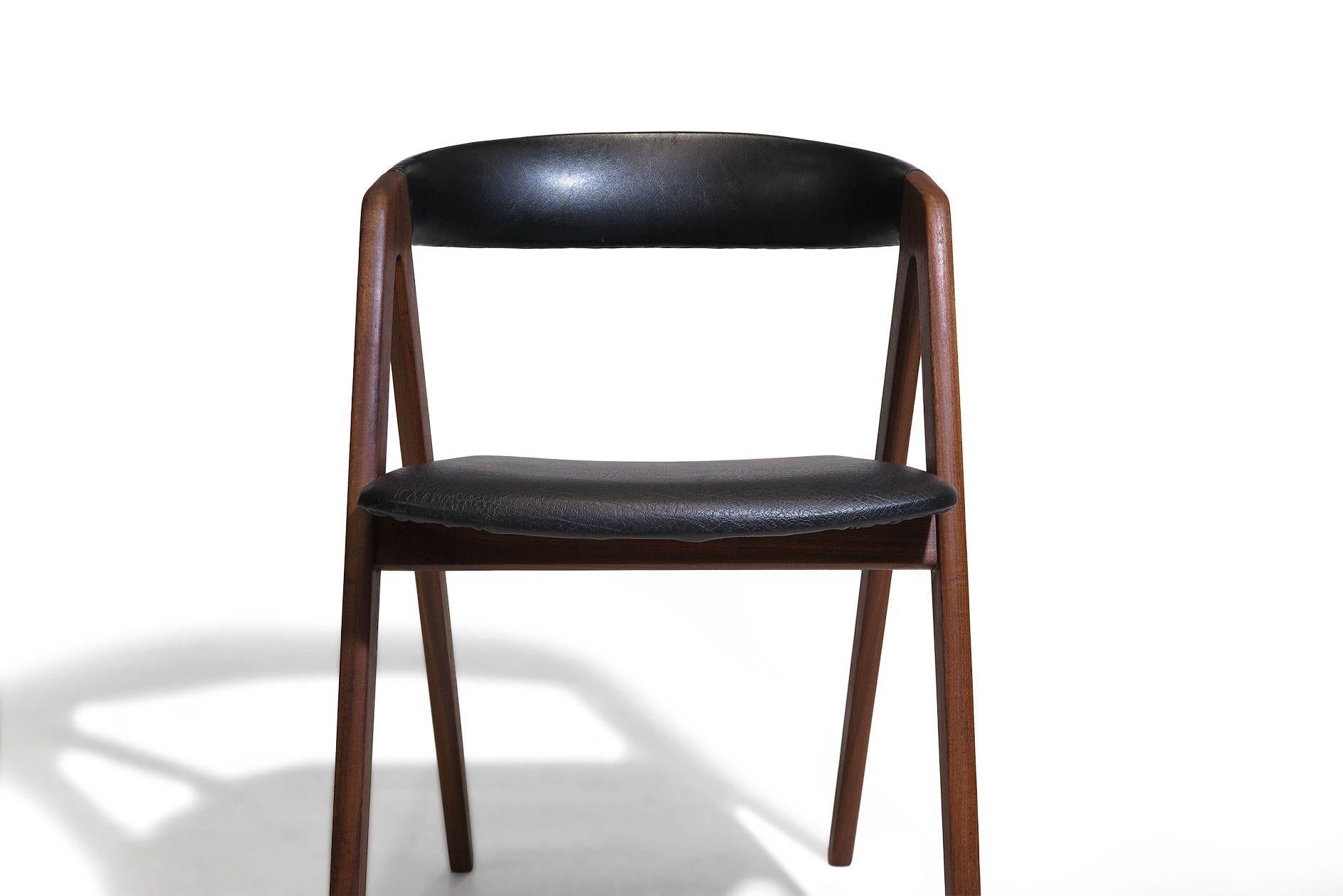 6 sedie da pranzo danesi con struttura ad A in noce e vinile nero originale in vendita 1