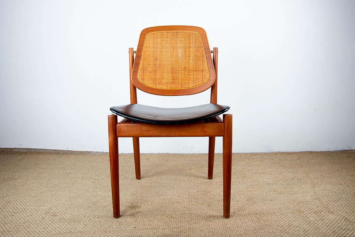 Magníficas sillas de comedor escandinavas. Los respaldos son móviles gracias a un ingenioso sistema de latón. Dos bastones diferentes (todas las sillas tendrán el mismo bastón, el de la foto principal), asientos muy elegantes y ventilados. Este