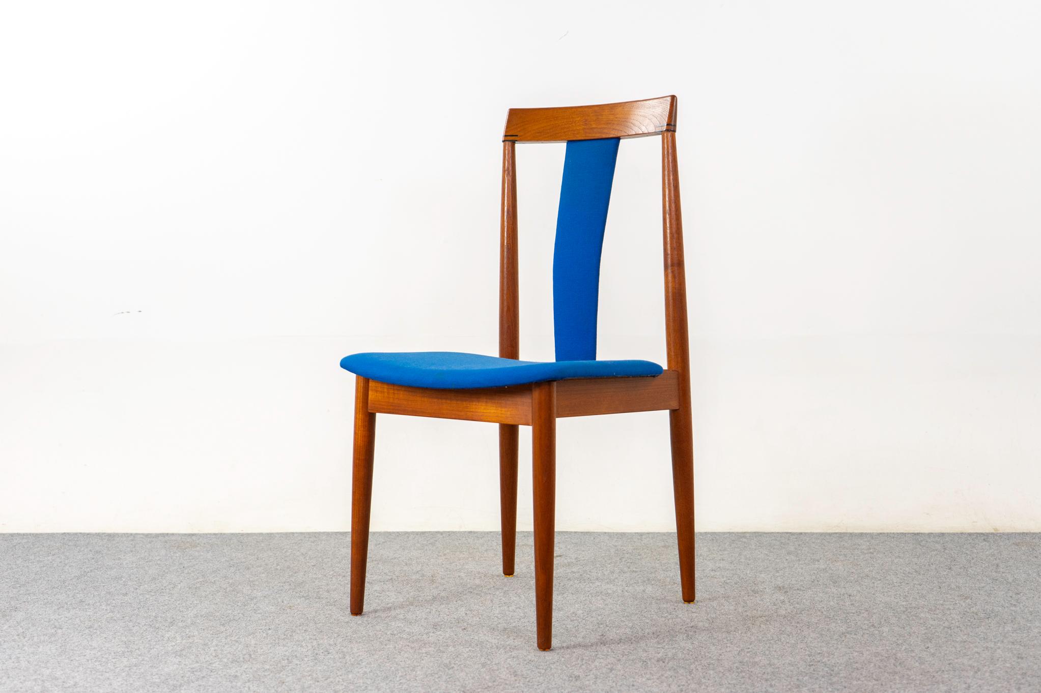 Sedie da pranzo danesi in teak di Hans Olsen, anni '60 circa. Silhouette straordinaria con schienali splendidamente curvati e seduta generosa. Dettaglio caratteristico, i bordi superiori hanno un unico disco nero inserito, sottile ed elegante!
