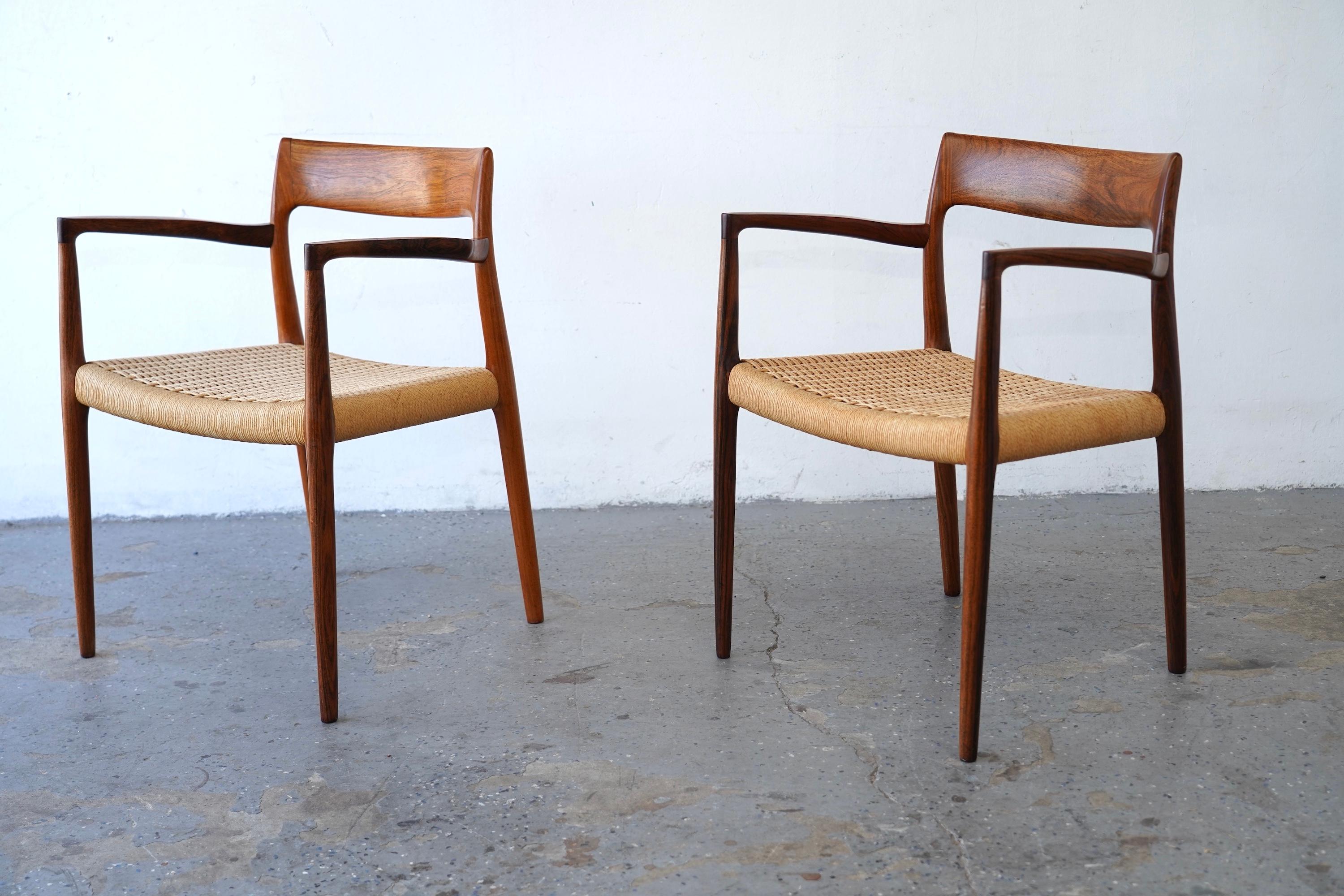 Set di 6 sedie da pranzo moderne danesi in legno di palissandro Niels Otto Møller  Modelli 57 e 77
Un set abbinato di sei sedie da pranzo disegnate da Niels Otto Møller e prodotte da J.L. Møllers Møbelfabrik. Il set comprende due poltrone Modello 57