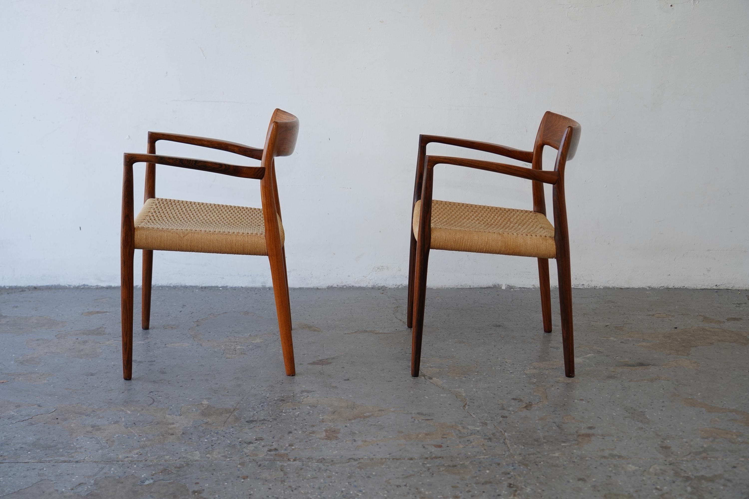 Metà XX secolo 6 Sedie da pranzo moderne danesi in legno di palissandro J.L Møller  Corde di carta per i modelli 57 e 77 in vendita