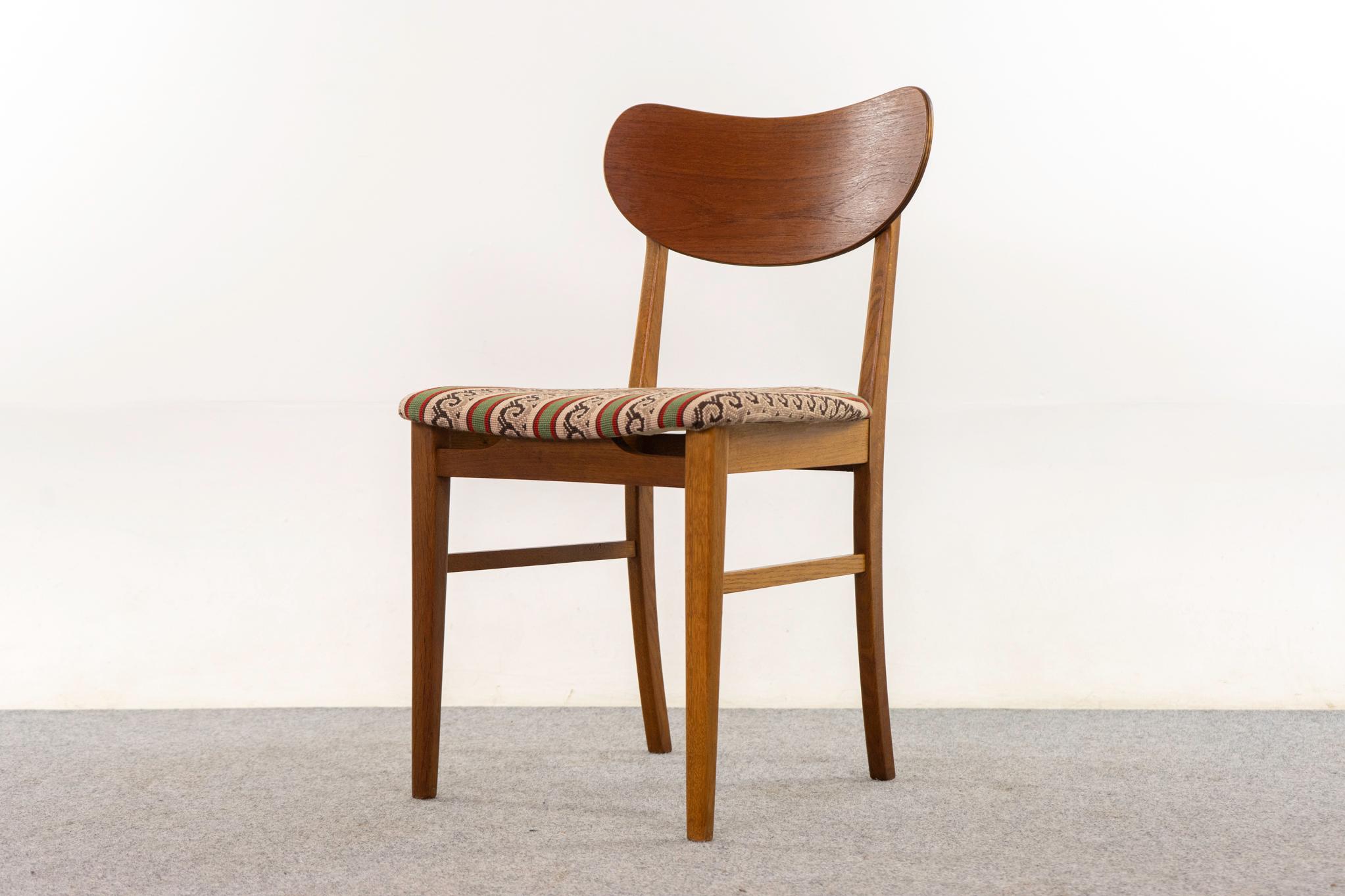 Chaises de salle à manger en teck et en chêne, vers les années 1960. Dossier en teck aux tons chauds et cadre en chêne contrasté. Assise flottante et pieds fuselés avec croisillons pour une plus grande longévité. Tissu d'origine en bon état, le pad