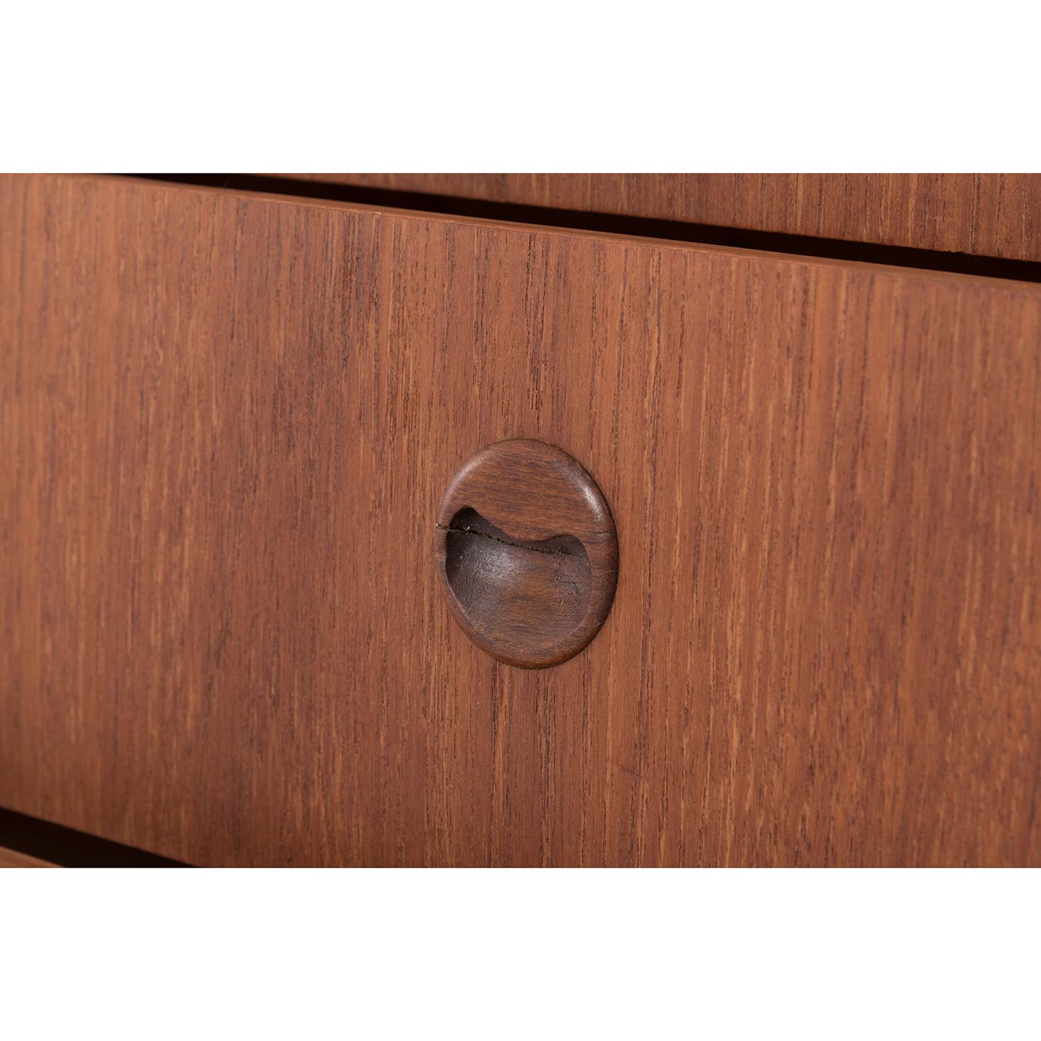 6 Danish Modern Teak Drawer Chest with Round Inset Pulls  In Excellent Condition In Minneapolis, MN