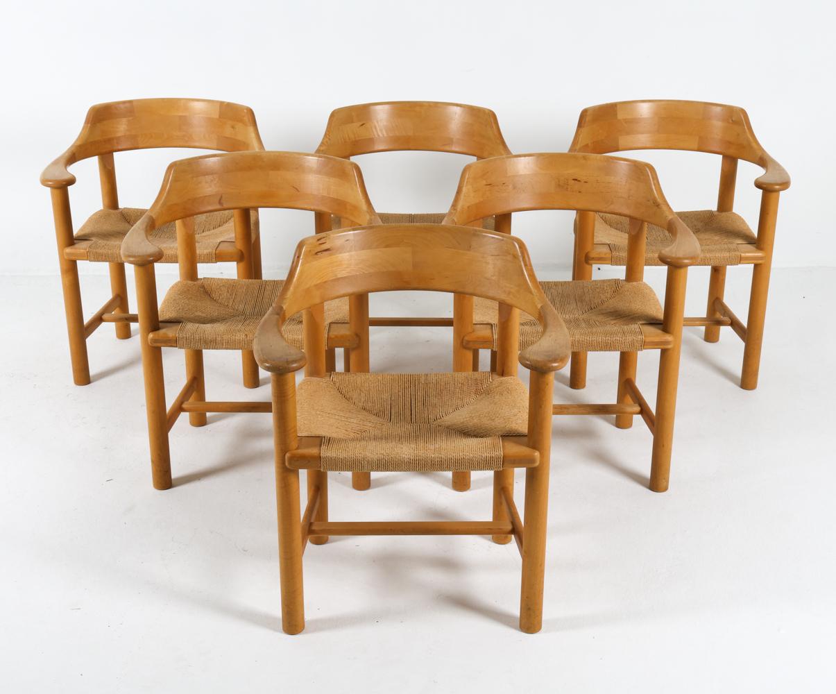 Cet ensemble de 6 chaises de salle à manger a été conçu par le célèbre ébéniste danois Rainer Daumiller. Famed pour ses idées emblématiques en matière de chaises de salle à manger, cet ensemble n'échappe pas à sa renommée. Ces chaises ont été