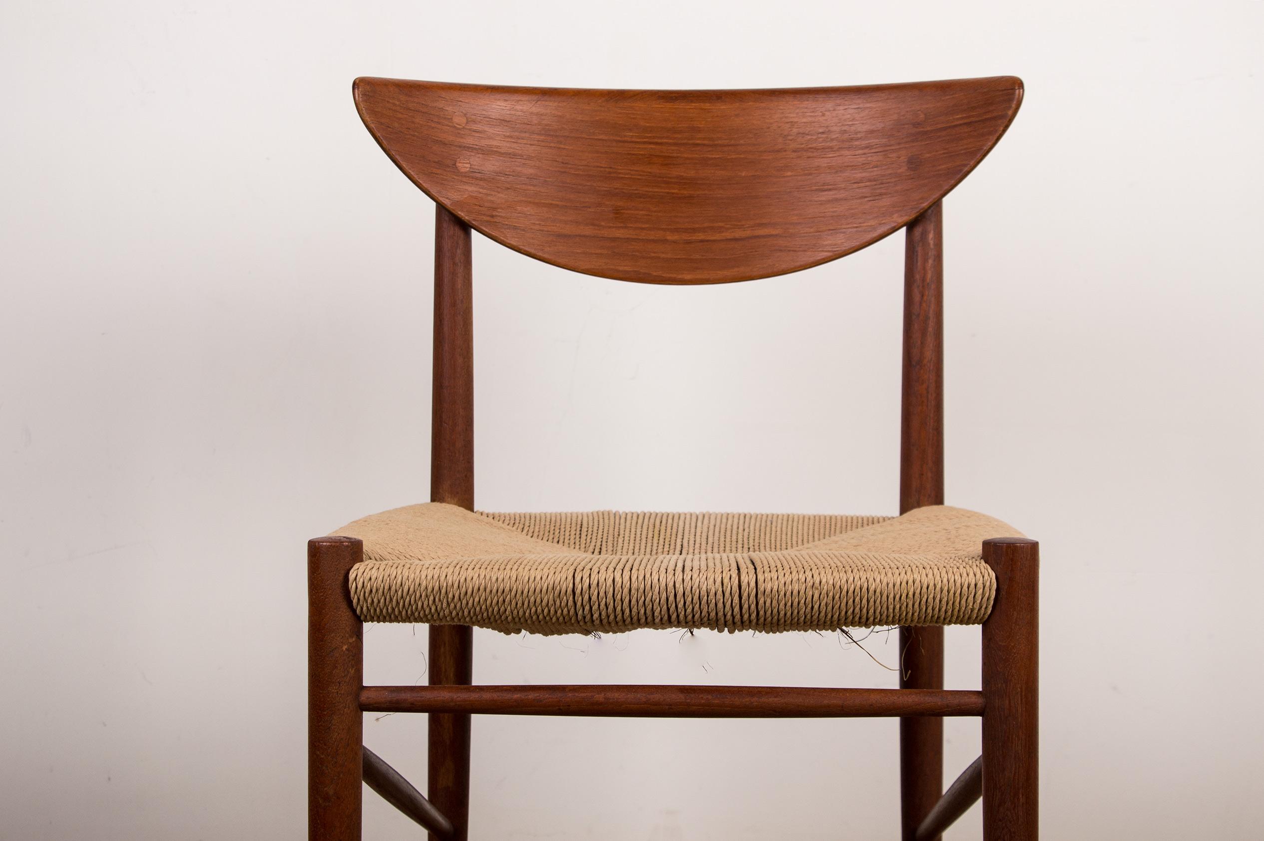 De magnifiques chaises à manger scandinaves. Sièges en corde danoise entièrement refaits. Design sobre et très raffiné. Meuble répertorié au Design Museum Denmark sous le numéro RP00336. Dessiné en 1955.
