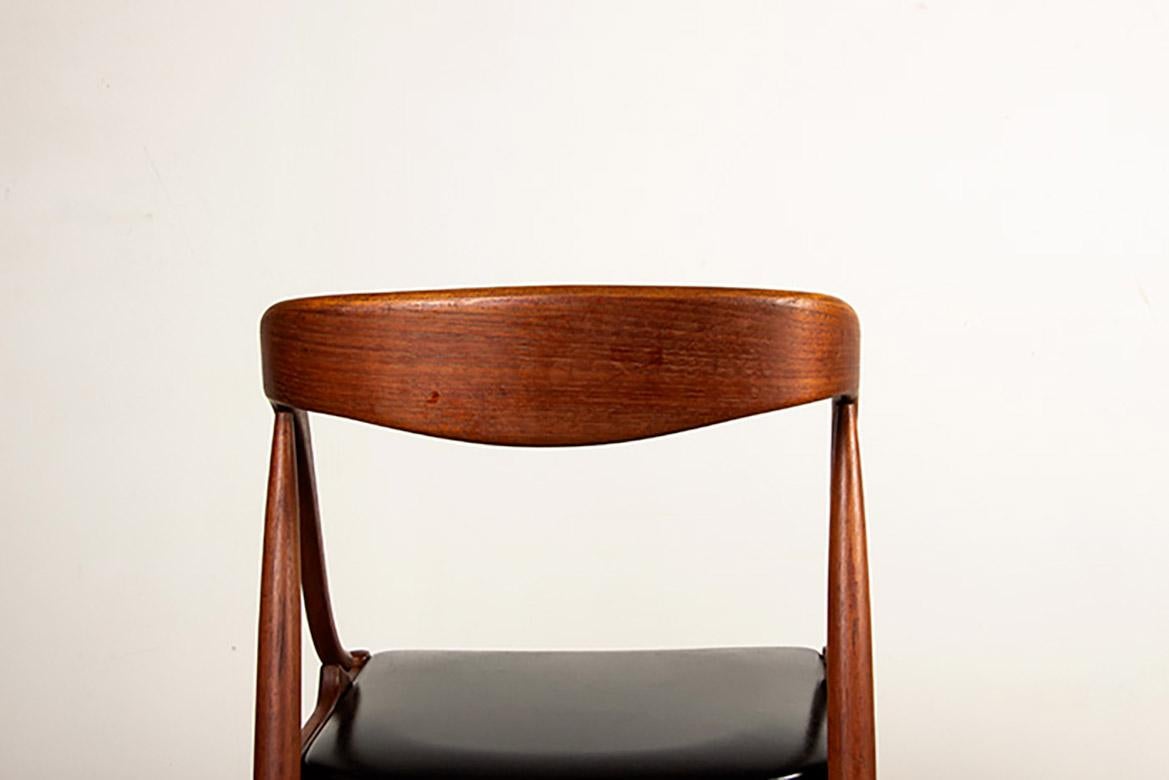 6 sedie danesi in teak e similpelle, modello 16 ohannes Andersen per Uldum 1960. in vendita 9
