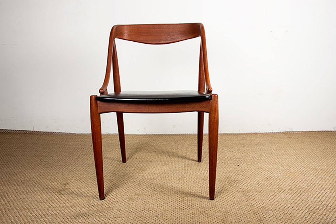 Superbe sedie scandinave per la sala da pranzo. Il Model 16 è stato progettato nel 1965 e si trova al Design Museum Denmark con il numero RP 03684. Lo schienale e i braccioli curvi gli conferiscono un design molto elegante. Sono particolarmente