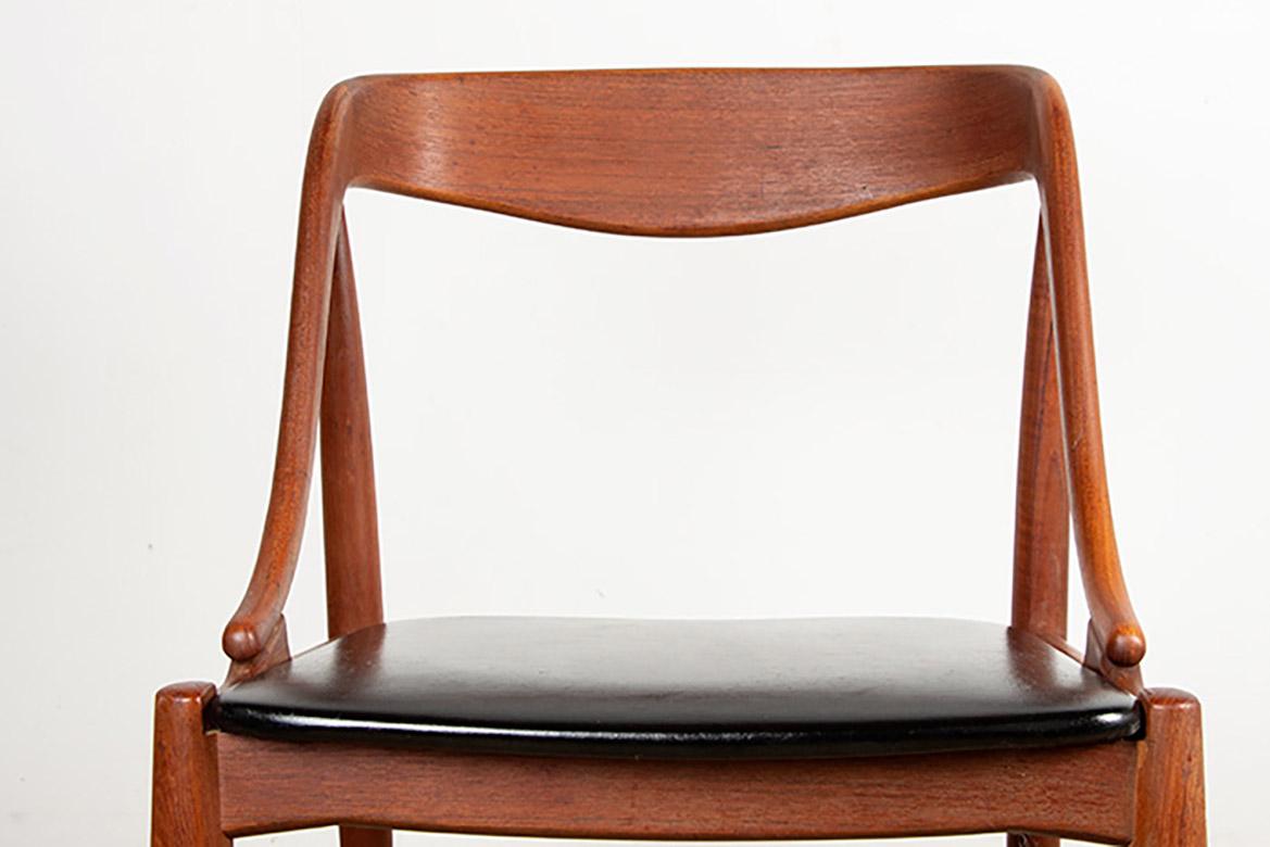Scandinavo moderno 6 sedie danesi in teak e similpelle, modello 16 ohannes Andersen per Uldum 1960. in vendita