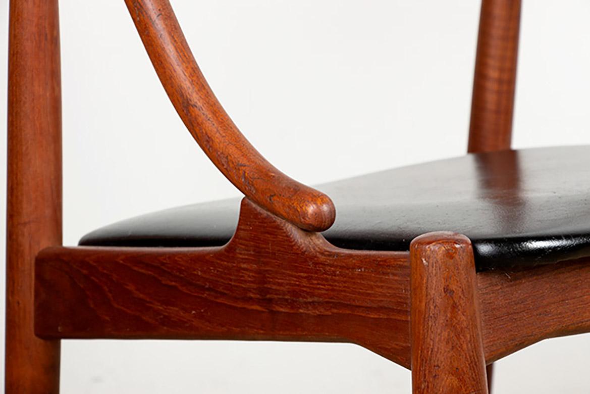 Metà XX secolo 6 sedie danesi in teak e similpelle, modello 16 ohannes Andersen per Uldum 1960. in vendita