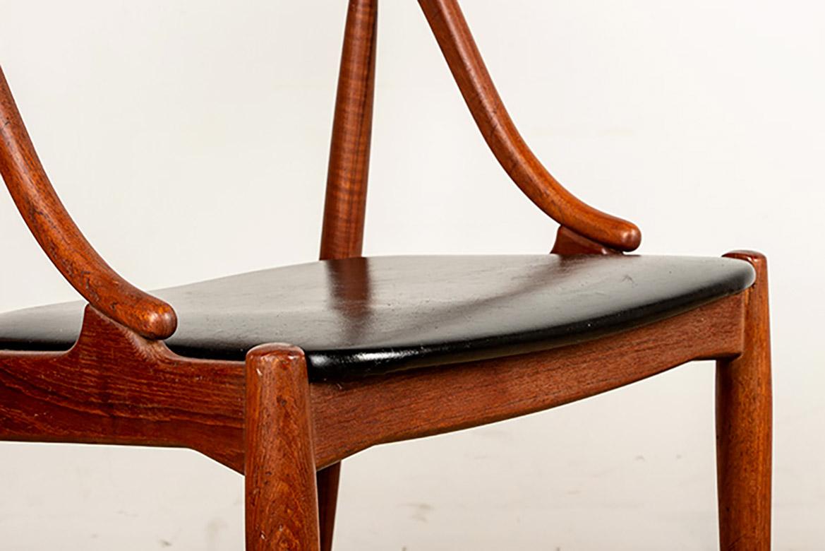 Materiale sintetico 6 sedie danesi in teak e similpelle, modello 16 ohannes Andersen per Uldum 1960. in vendita