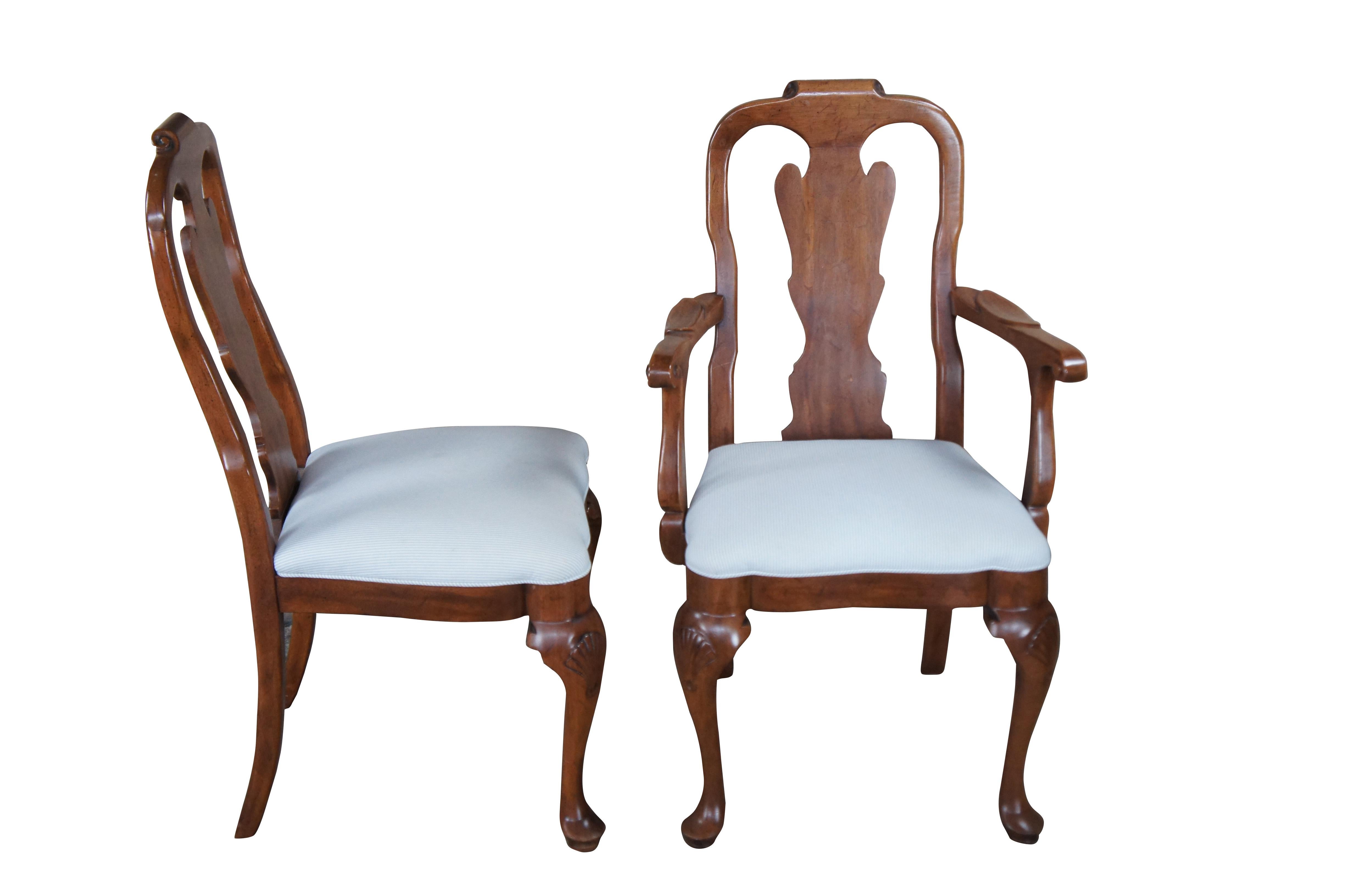 Seis sillas de comedor Vintage Davis Cabinet Co de nogal macizo de estilo Reina Ana / Georgiano con respaldo en forma de escudo y diseño de concha de vieira.  Estas sillas proceden de la colección Cumberland Valley, de hacia la década de