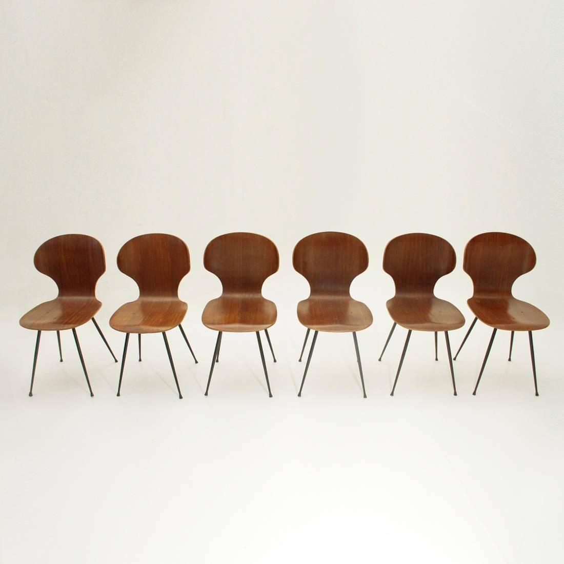 Sei sedie prodotte da Industria Legni Curvi negli anni '50 su progetto di Carlo Ratti.
Struttura in metallo verniciato nero,
Scocca in compensato curvato a caldo.
Buone condizioni generali, alcuni segni dovuti al normale utilizzo nel tempo,